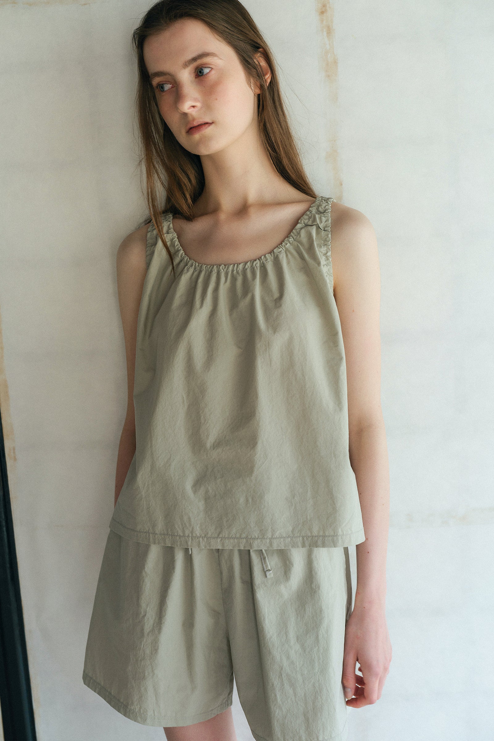NINA SHIRRING SLEEVELESS_LIGHT KHAKI