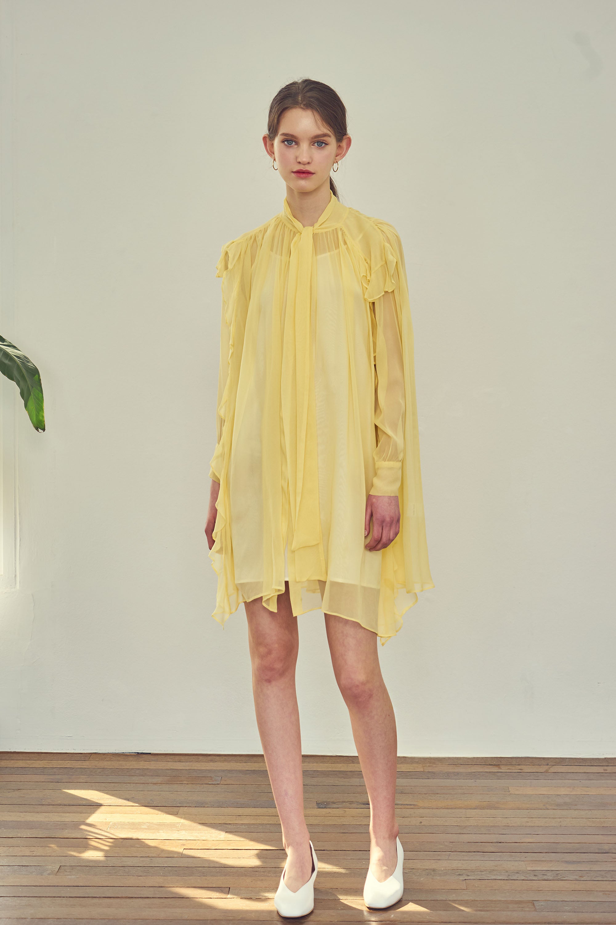 ROBE EN SOIE AVEC RUBAN_JAUNE