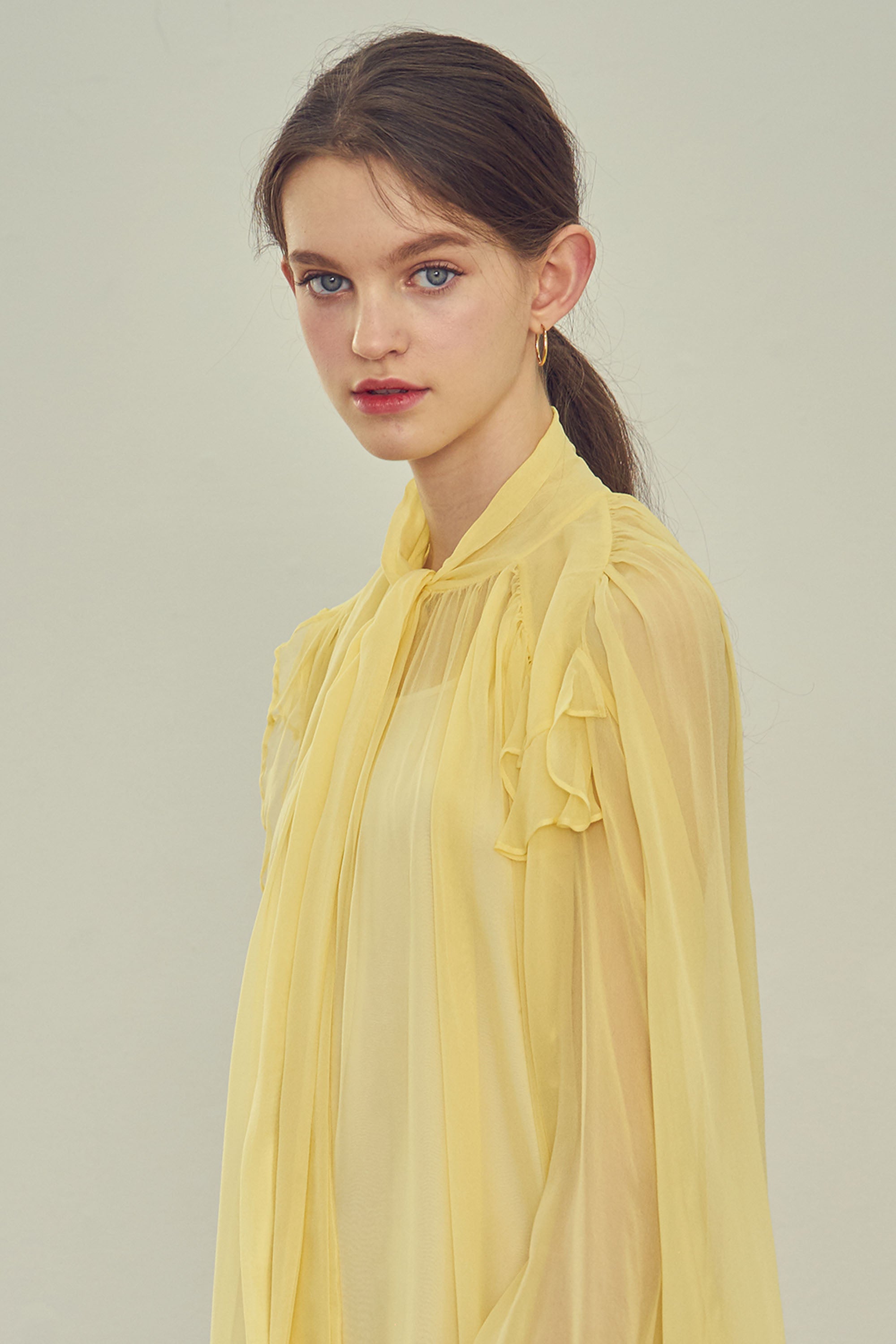 ROBE EN SOIE AVEC RUBAN_JAUNE