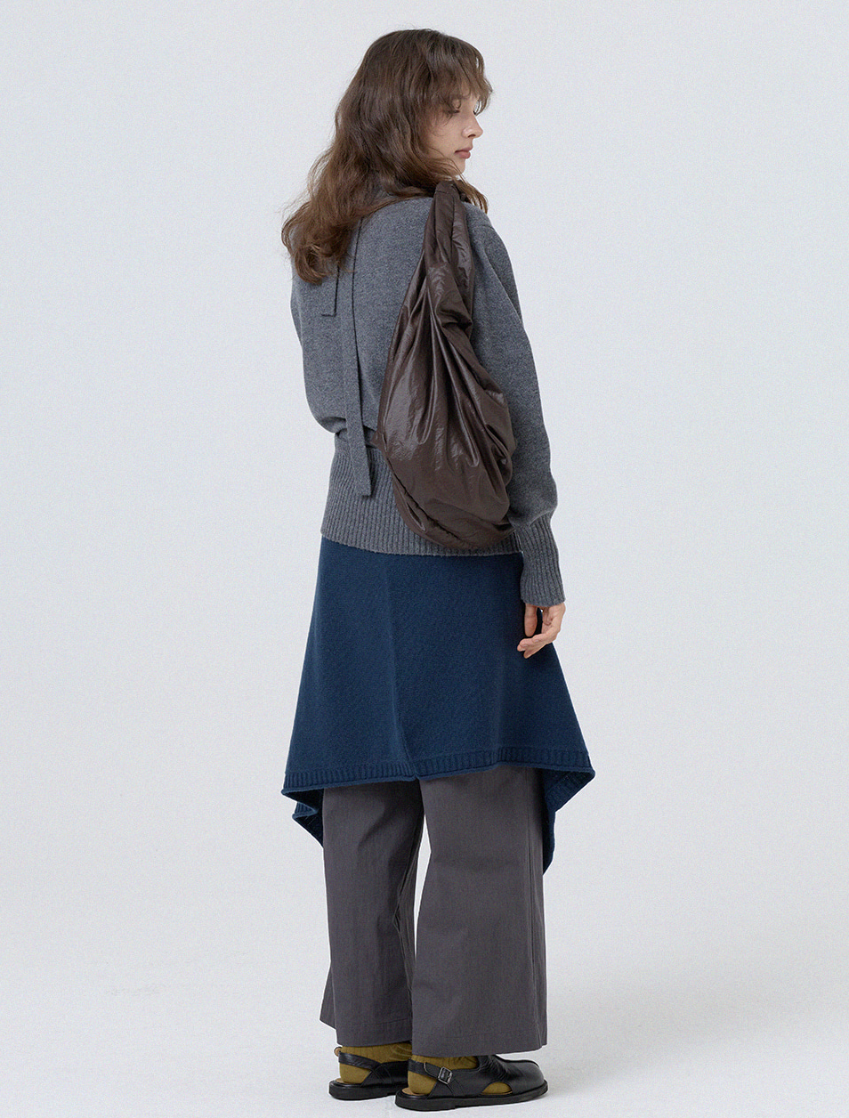 GLOSSY MID TANGLE TWIST BAG_BROWN