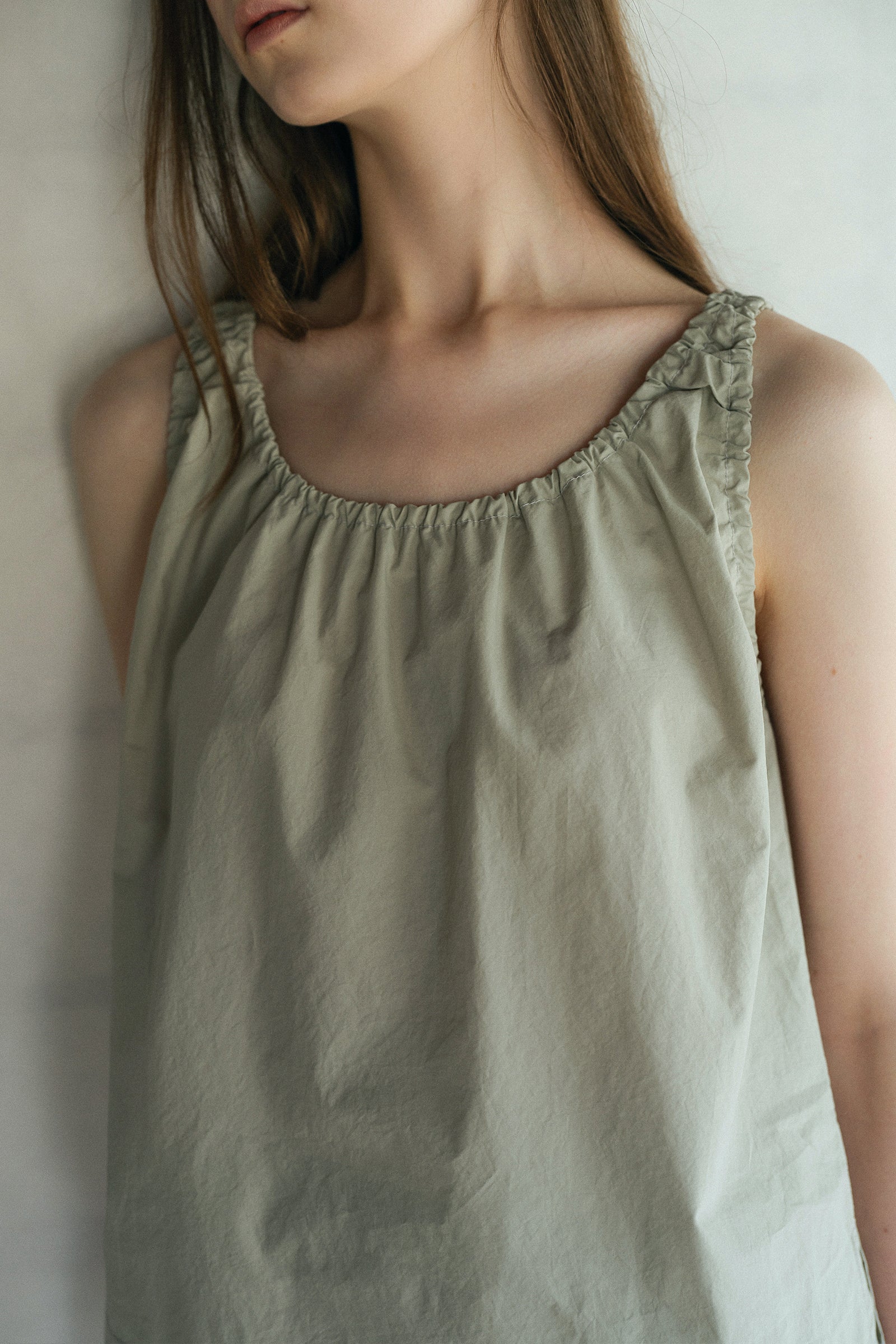 NINA SHIRRING SLEEVELESS_LIGHT KHAKI