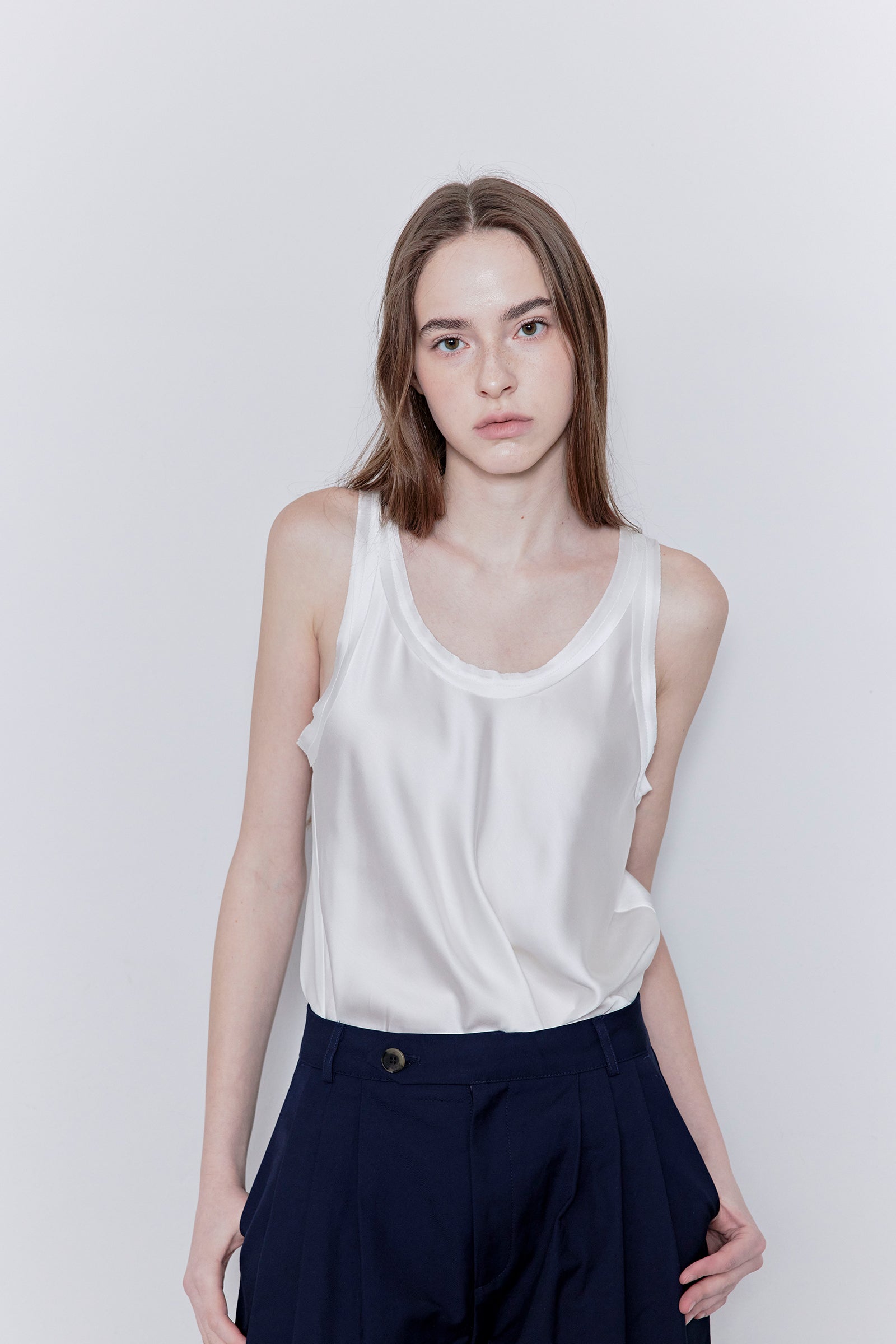 SATIN SLEEVELESS TOP_BLANC