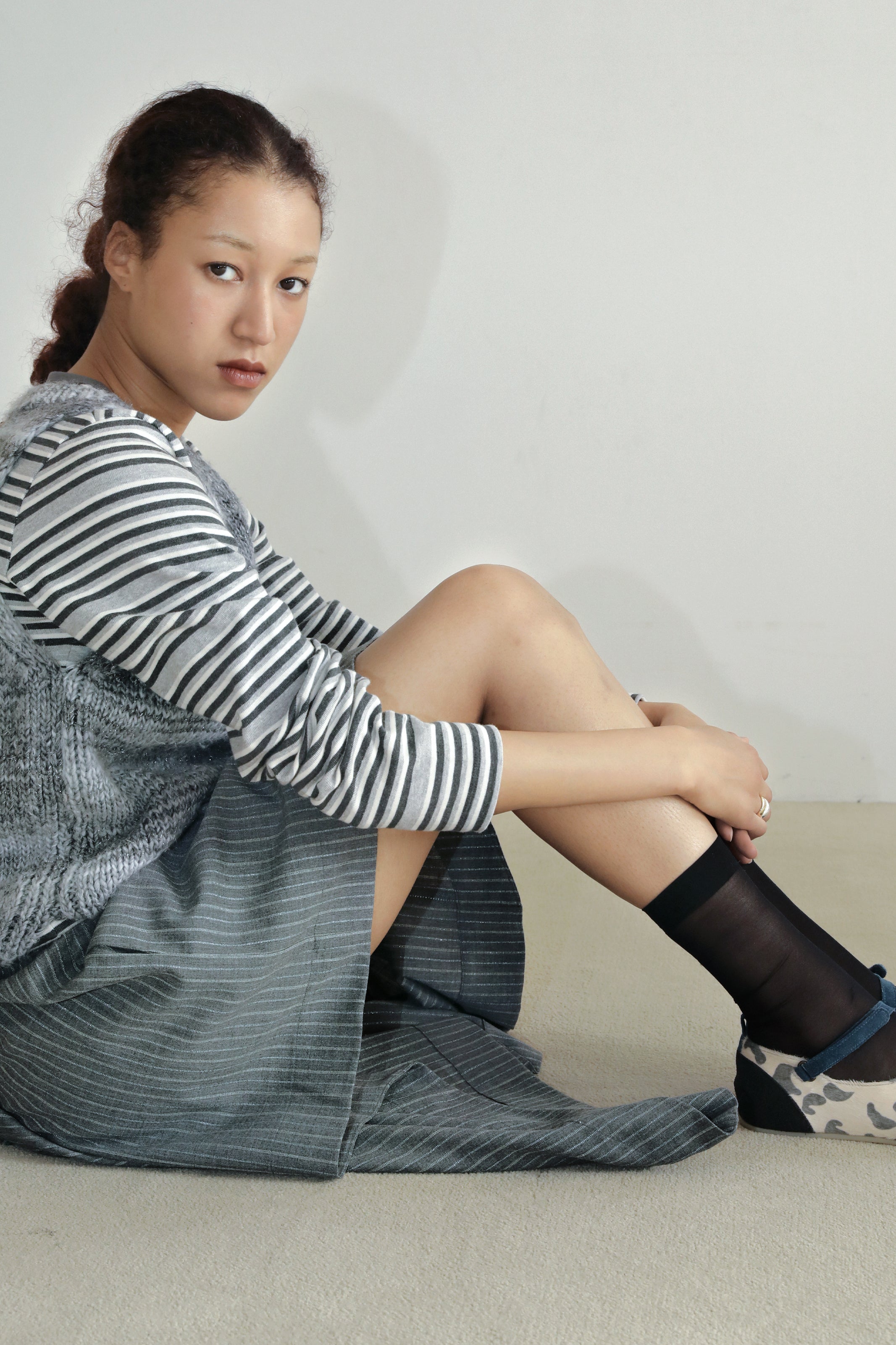METALIC STRIPE HAND KNITTED V-NECK GRANNY VEST_GRIS