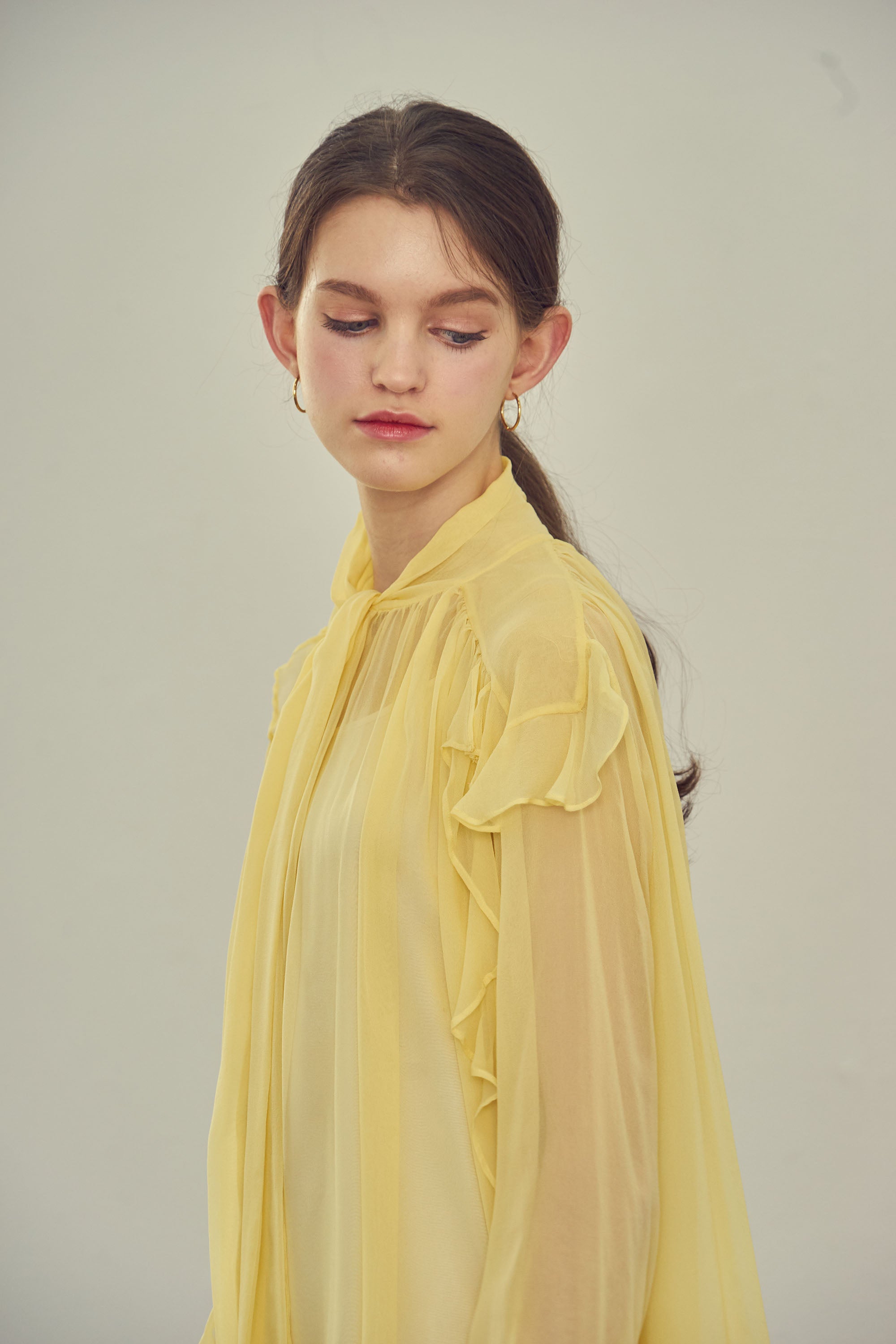 ROBE EN SOIE AVEC RUBAN_JAUNE