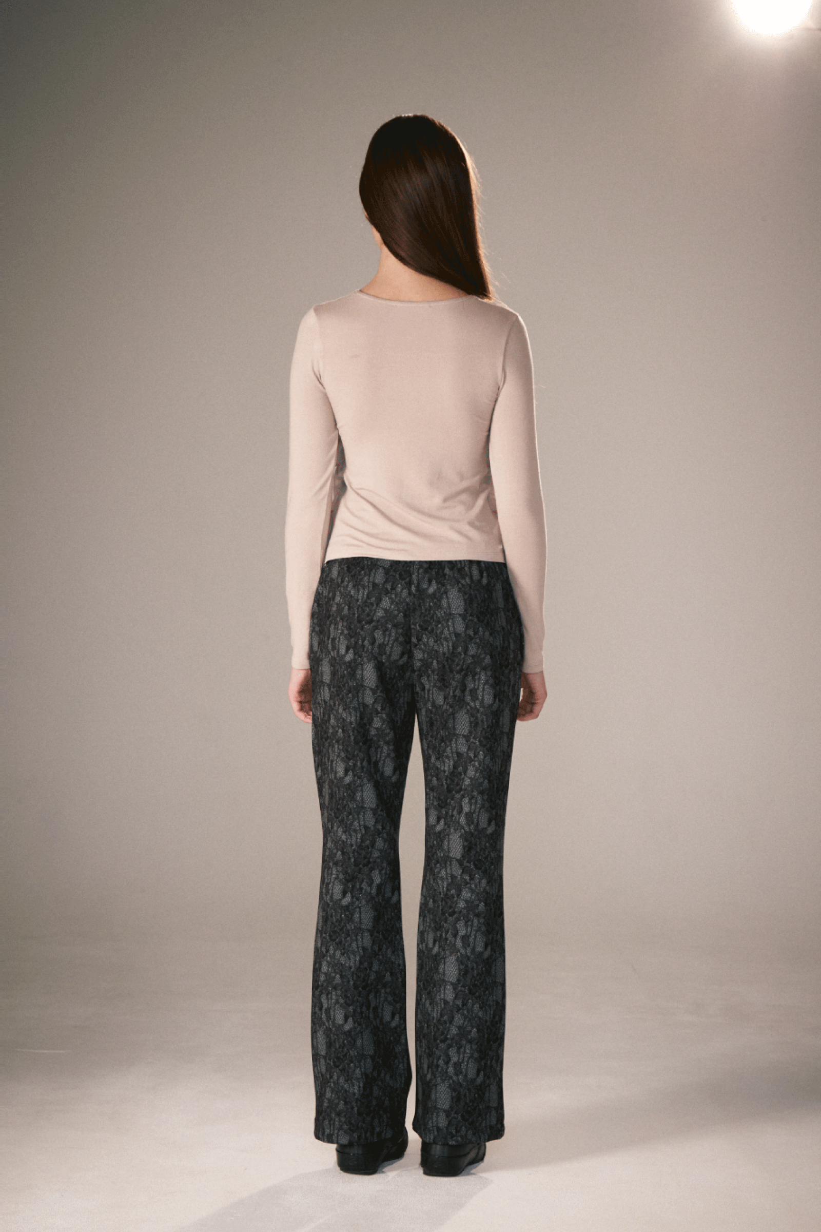 PANTALON BOOTCUT IMPRIMÉ EN DENTELLE_NOIR