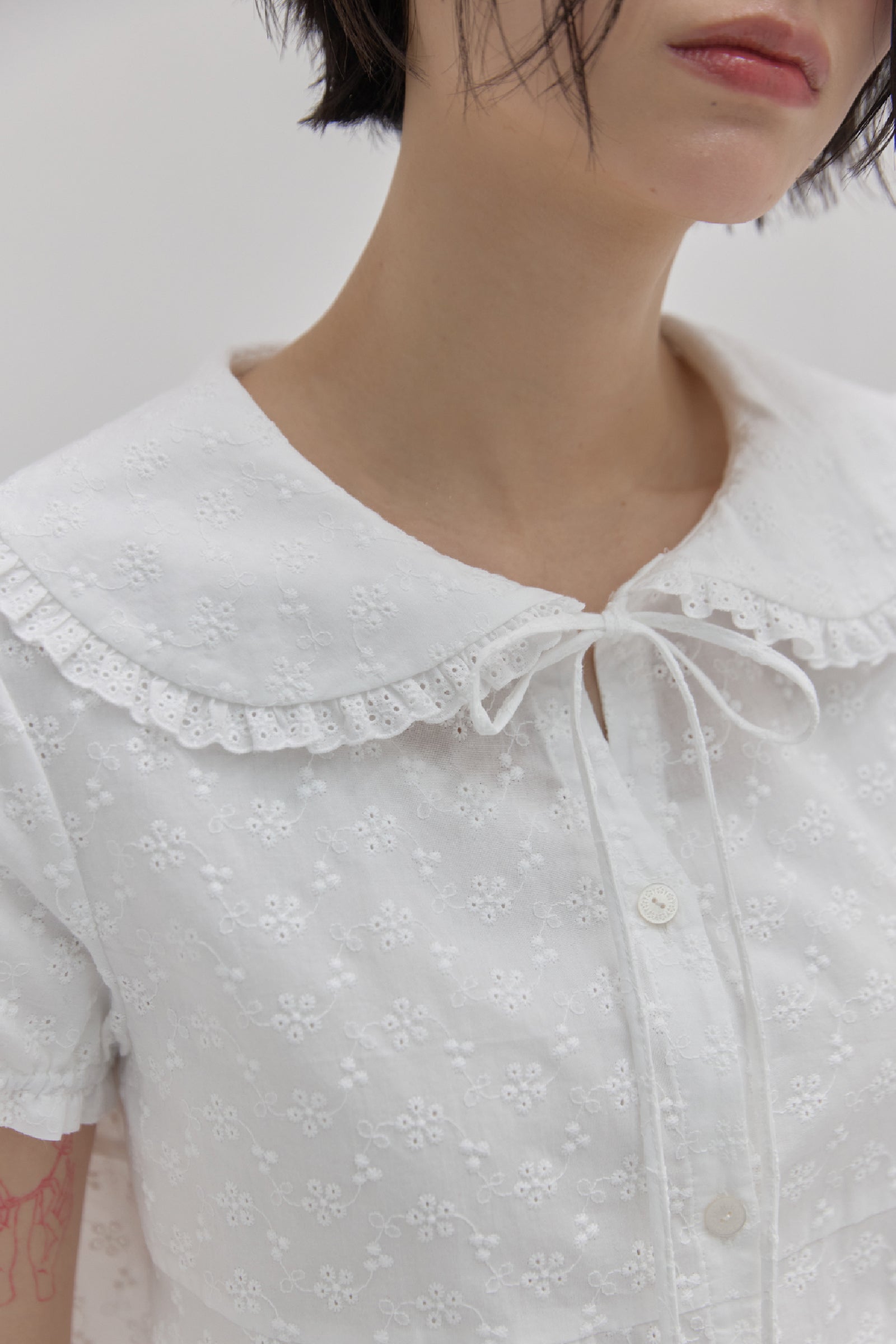 VENTED PETER PAN COLLAR BLOUSE_WHITE