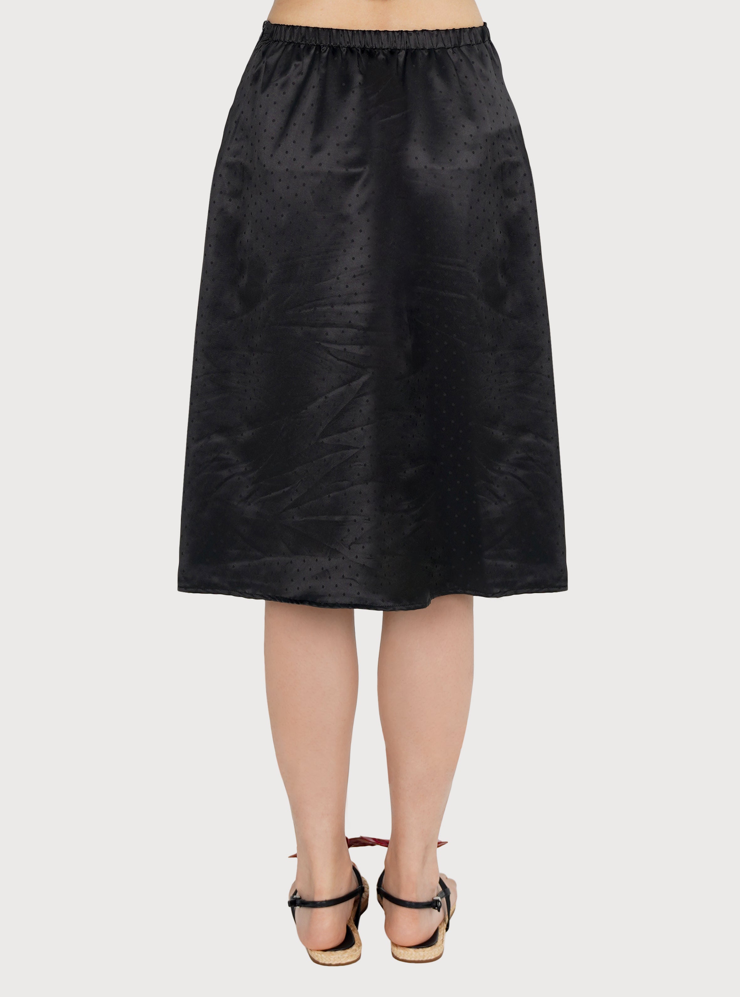 JUPE MIDI À POIS SATINÉE_NOIR