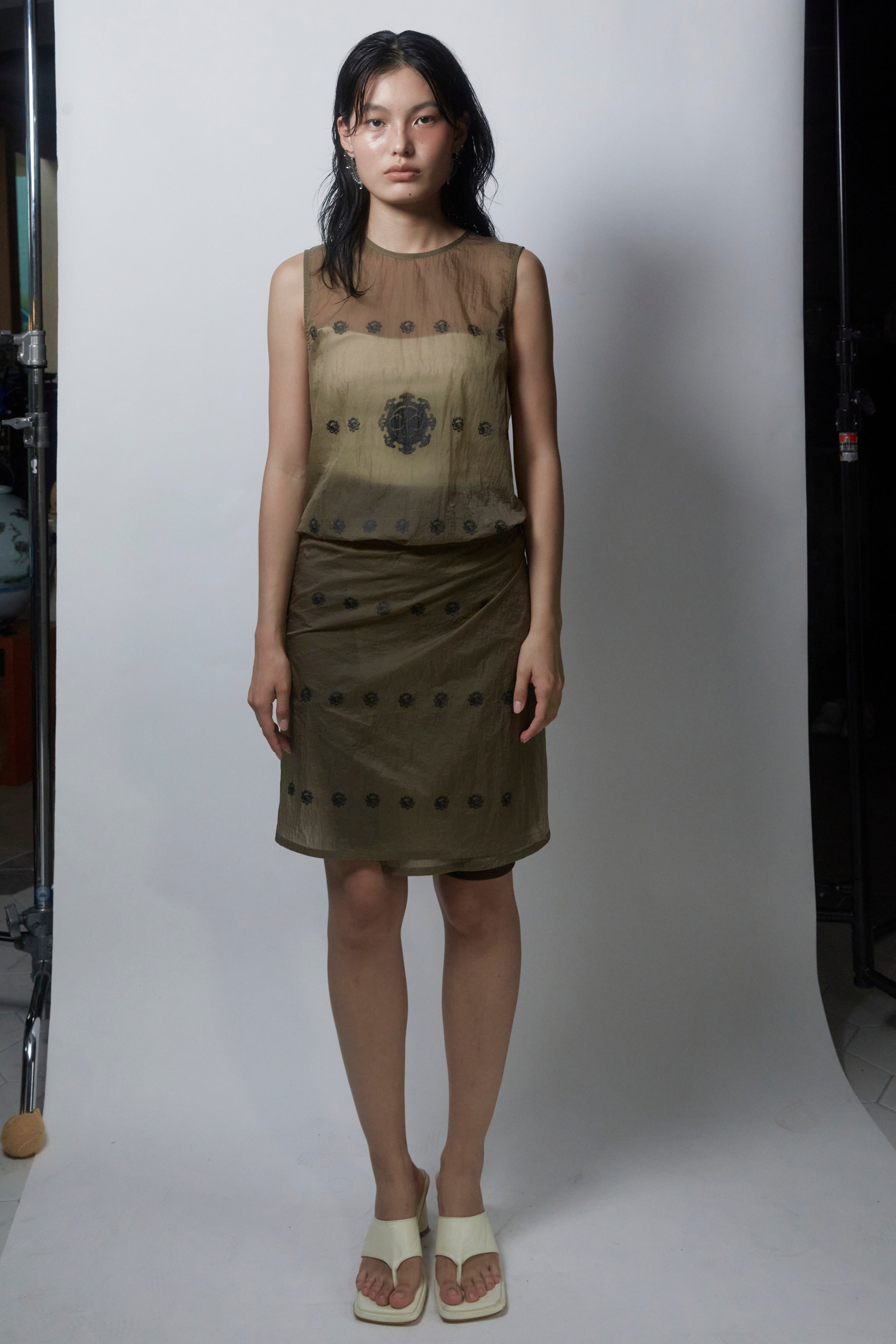KOREAN DOOR SLEEVELESS TOP_BROWN GRAY