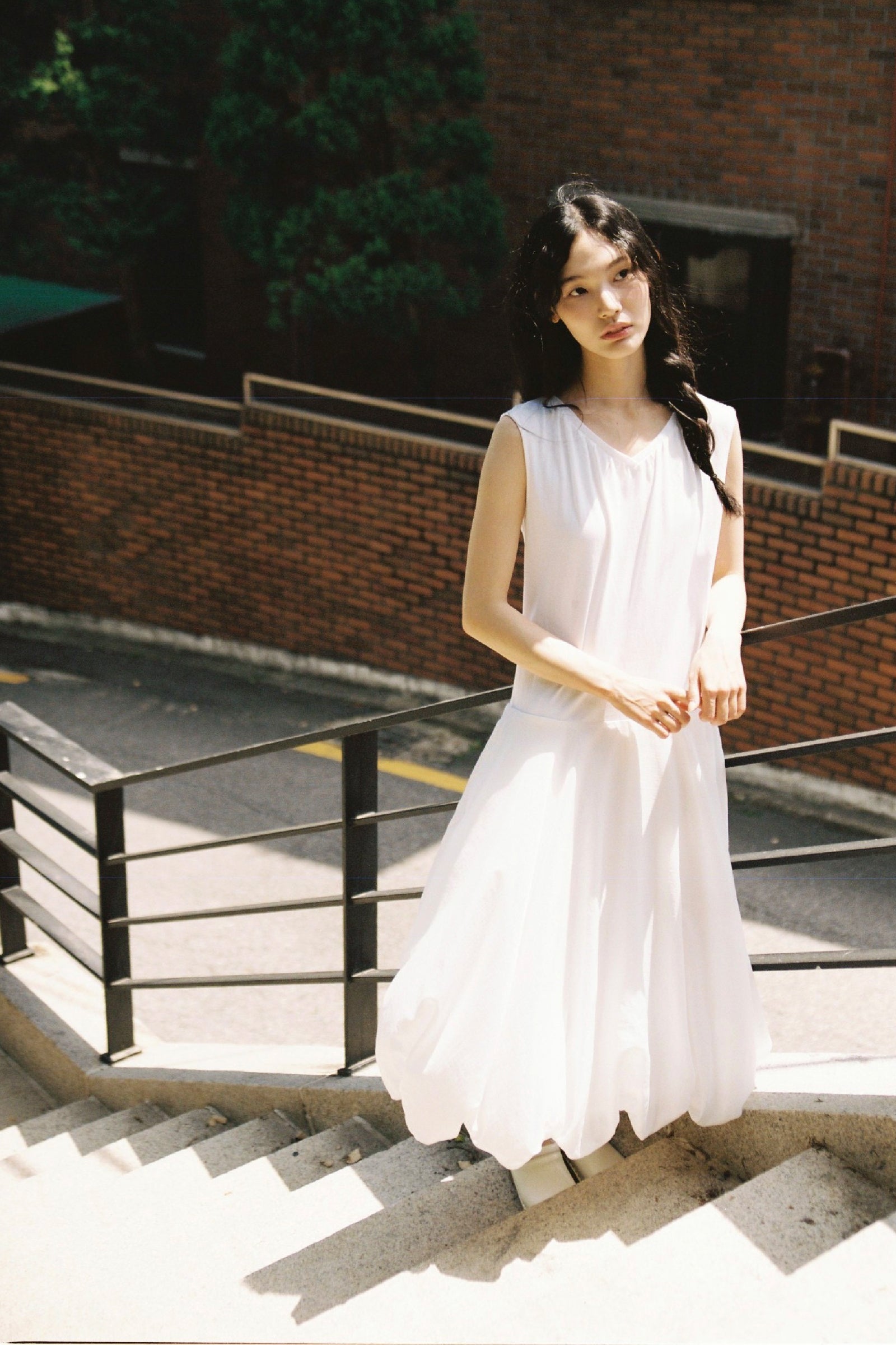 SHIRRED V-NECK VOLUME DRESS_WHITE