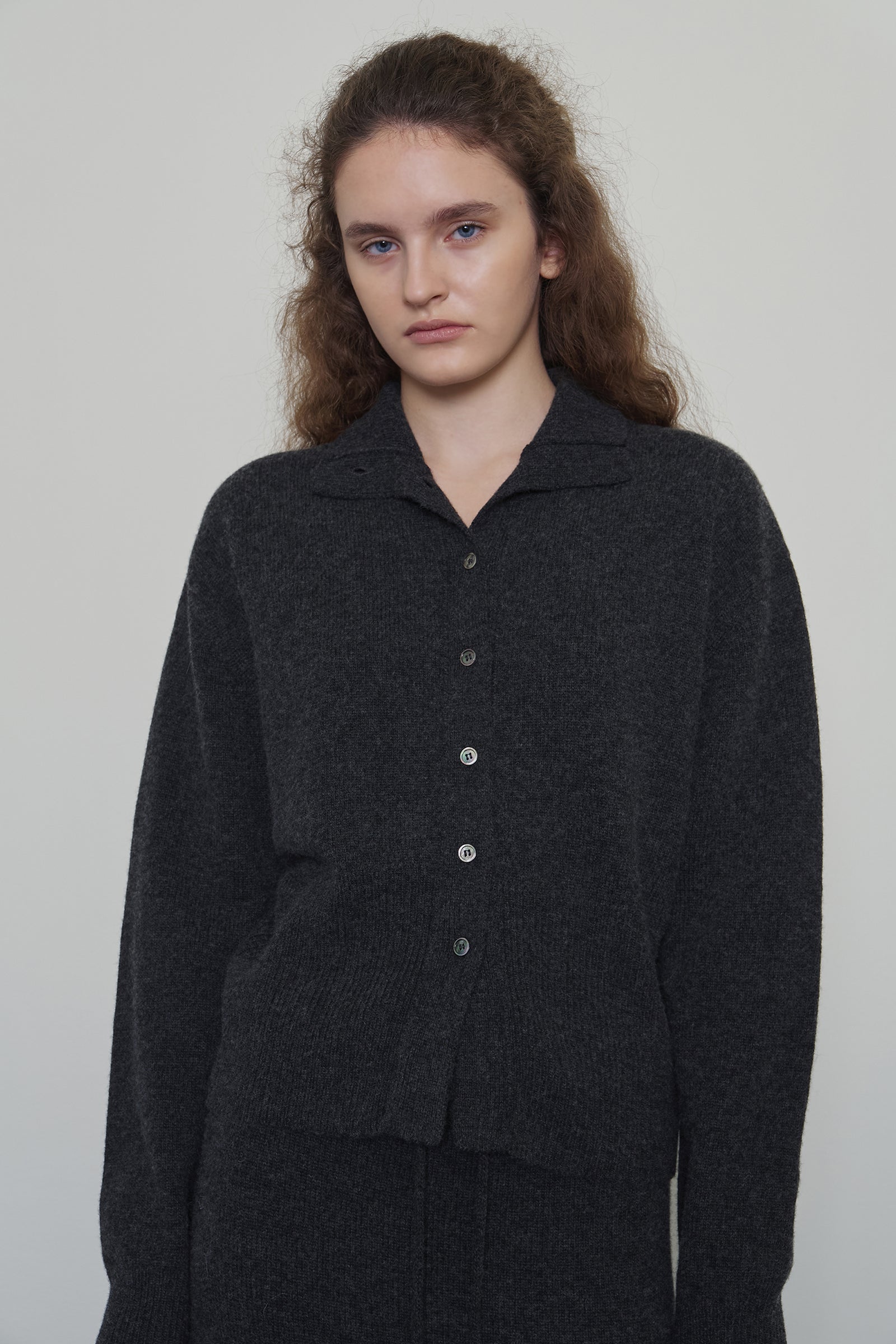 DAS WOOL HIGH NECK CARDIGAN_CHARCOAL