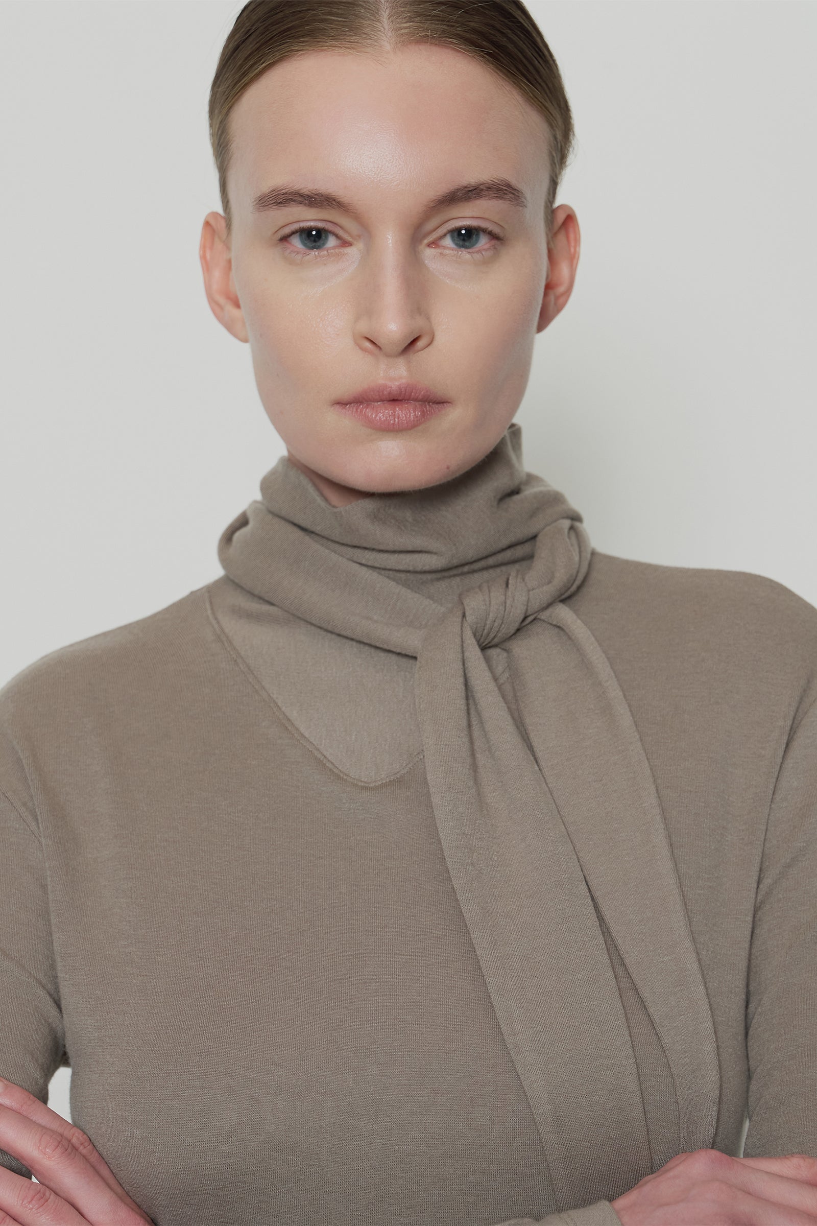 WOOL TIE NECK TOP_ASH BROWN