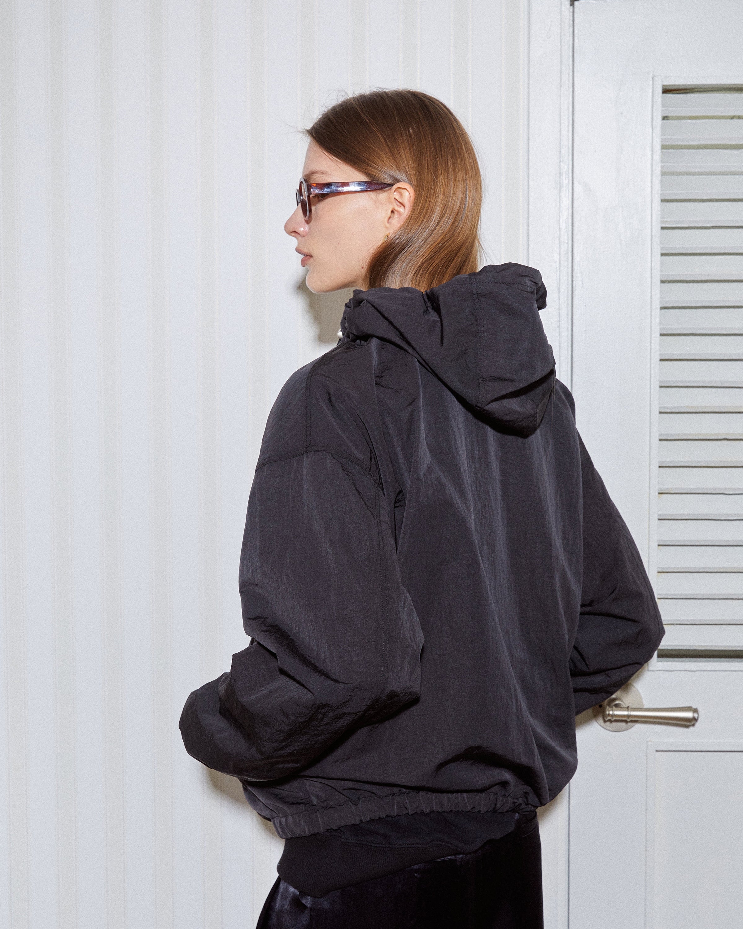 SHIRRING HOODED WINDBREAKER_BLACK