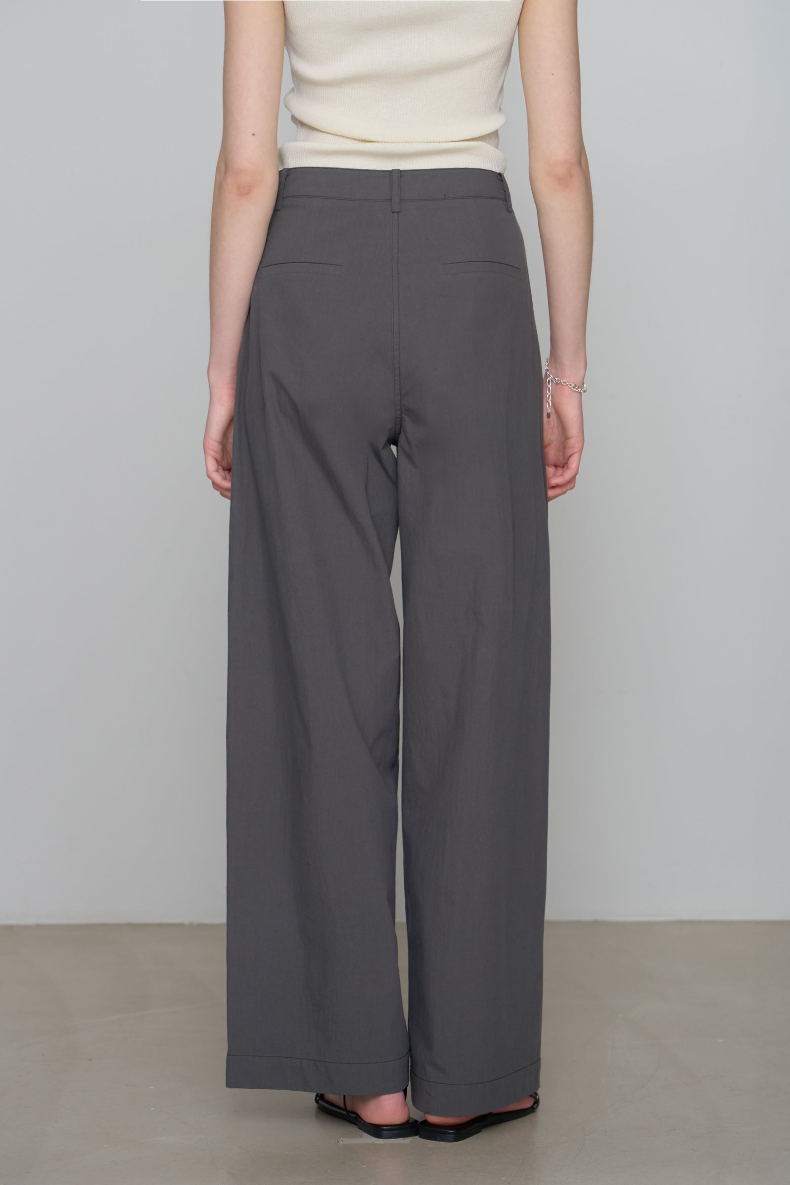 CUTTER WIDE TUCK PANTS_CHARCOAL