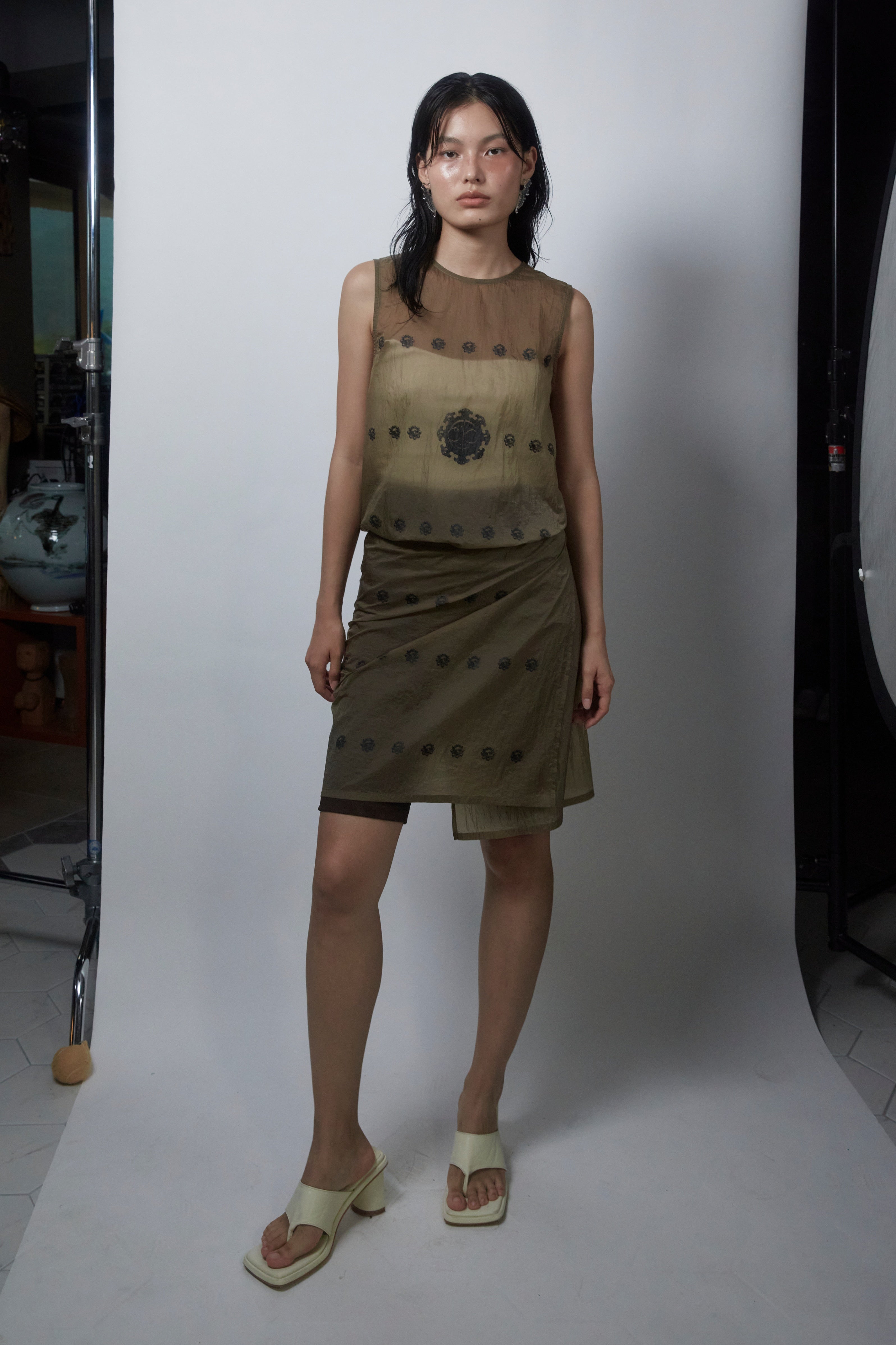 KOREAN DOOR SLEEVELESS TOP_BROWN GRAY
