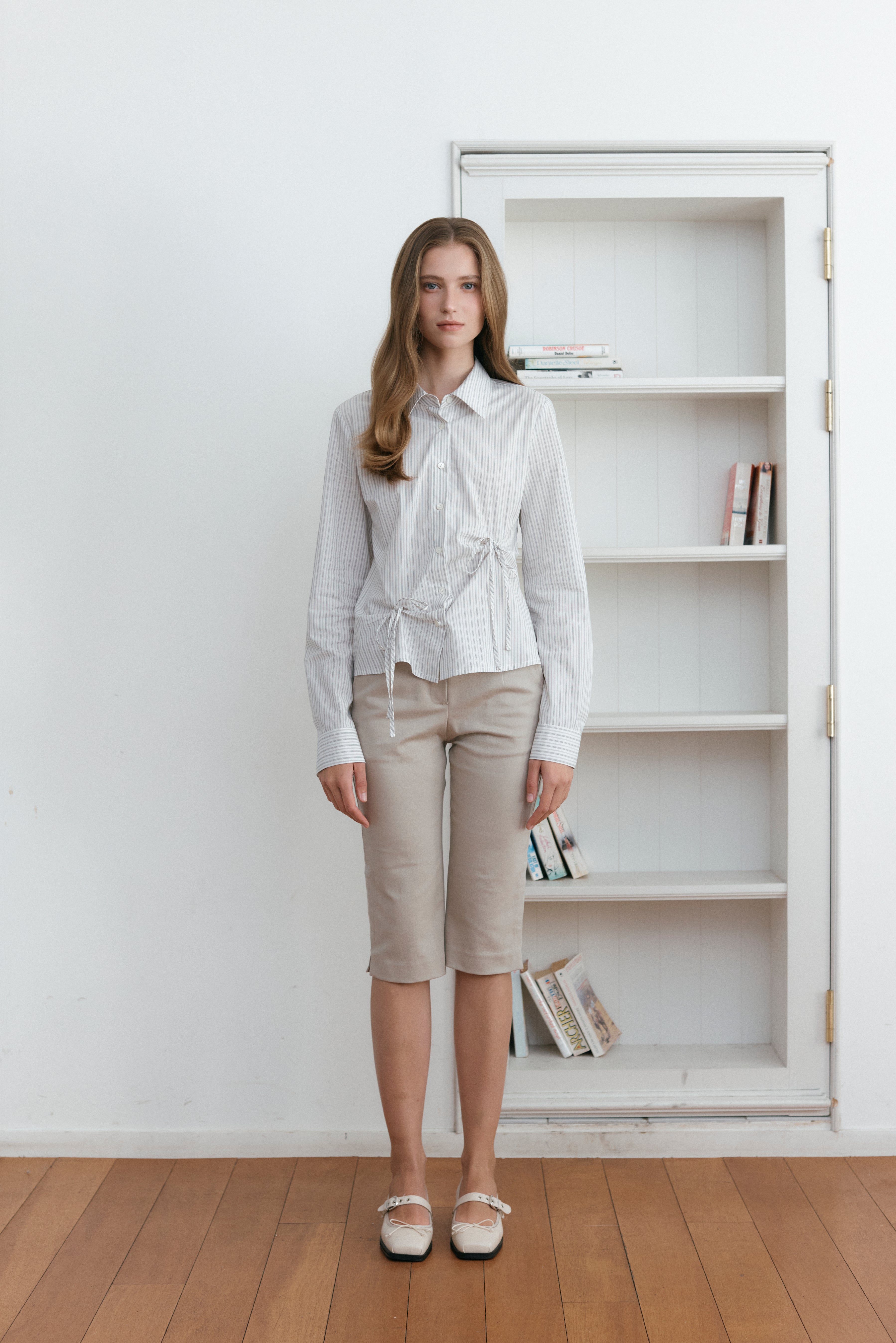 SLIT RIVET CAPRI PANTS_BEIGE