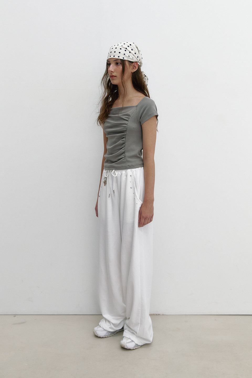 TEE-SHIRT FRONCÉ DOS-NU_GRIS