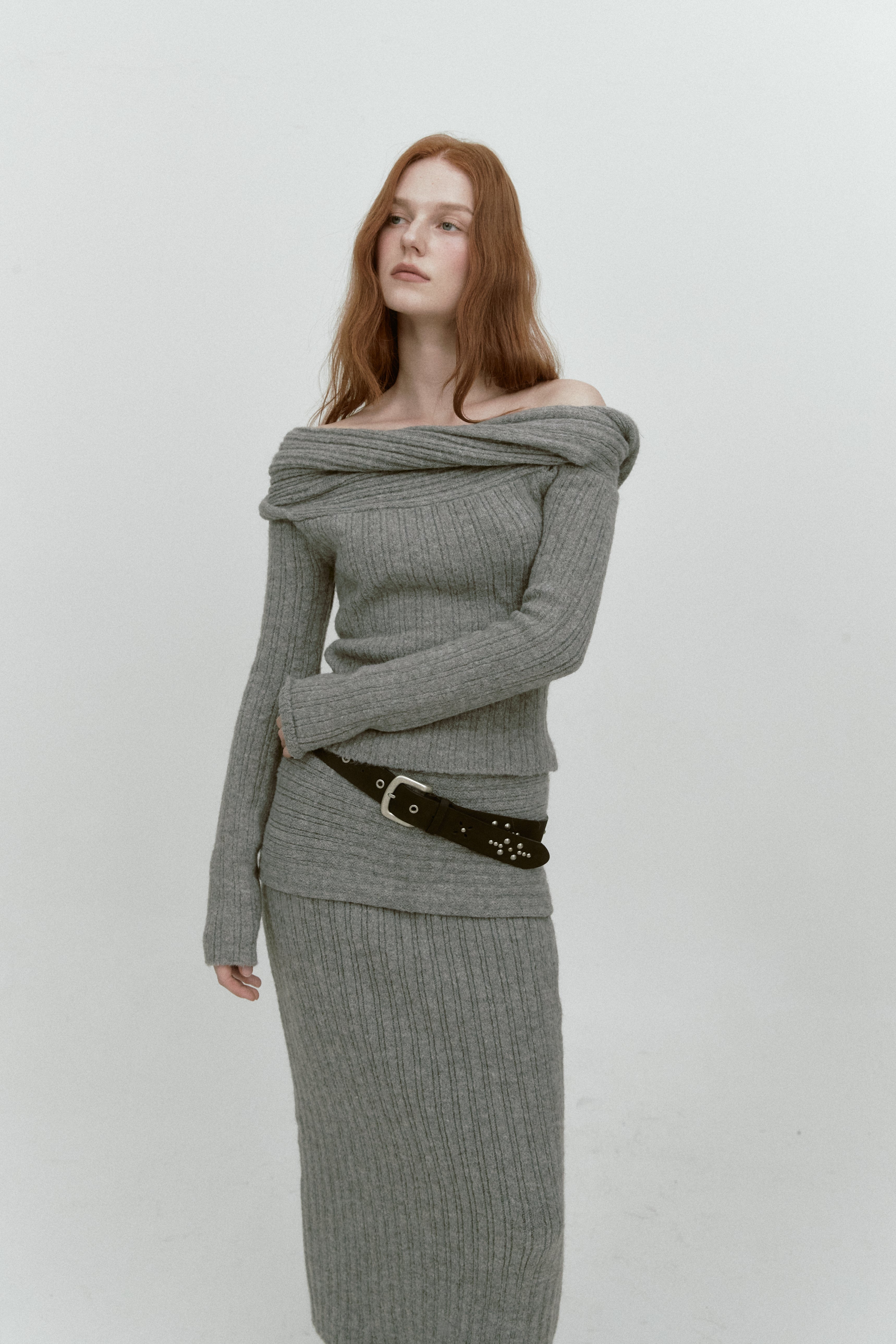 PULL EN MAILLE ÉPAULES NUES À PLI INVERSÉ_GRIS