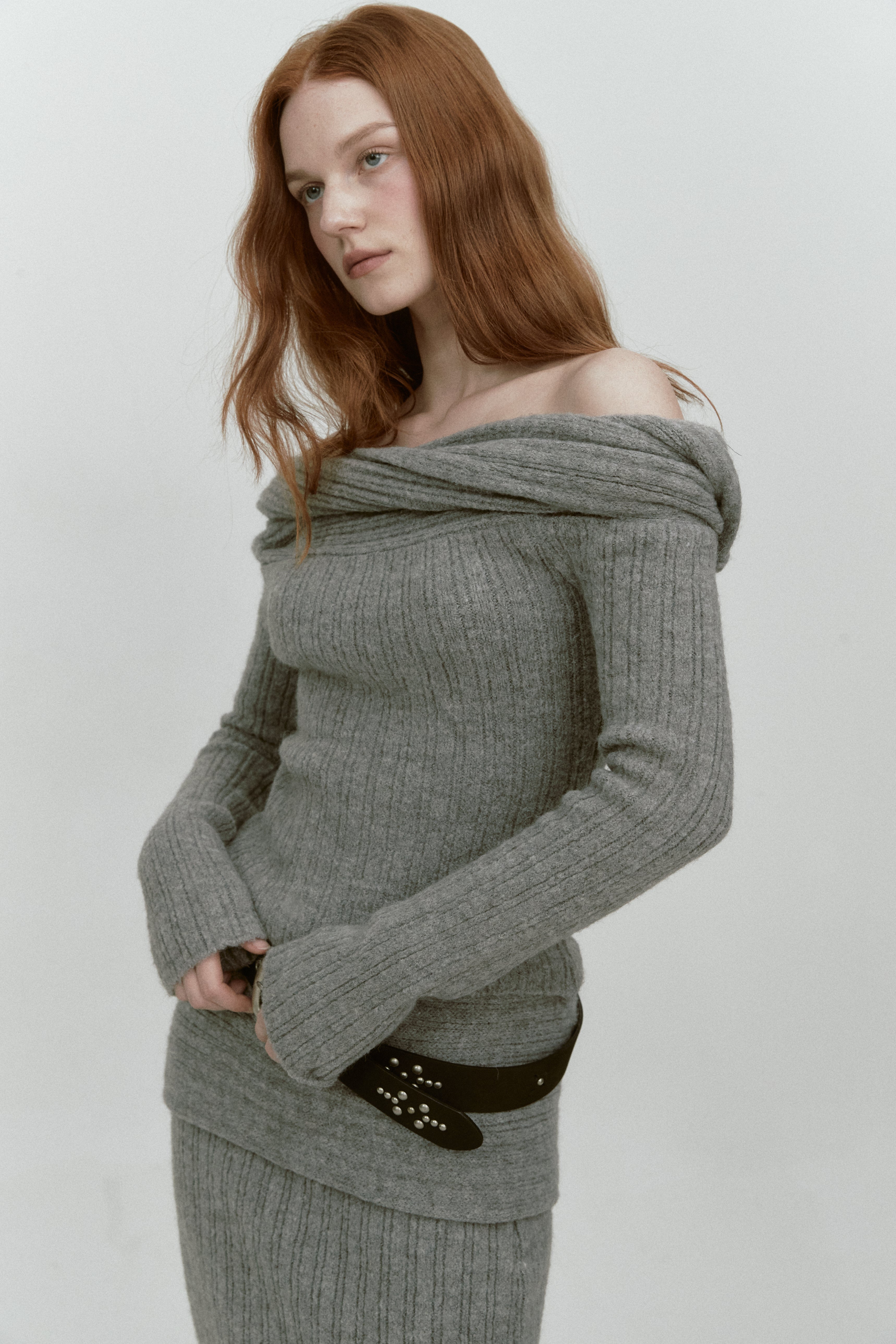 PULL EN MAILLE ÉPAULES NUES À PLI INVERSÉ_GRIS