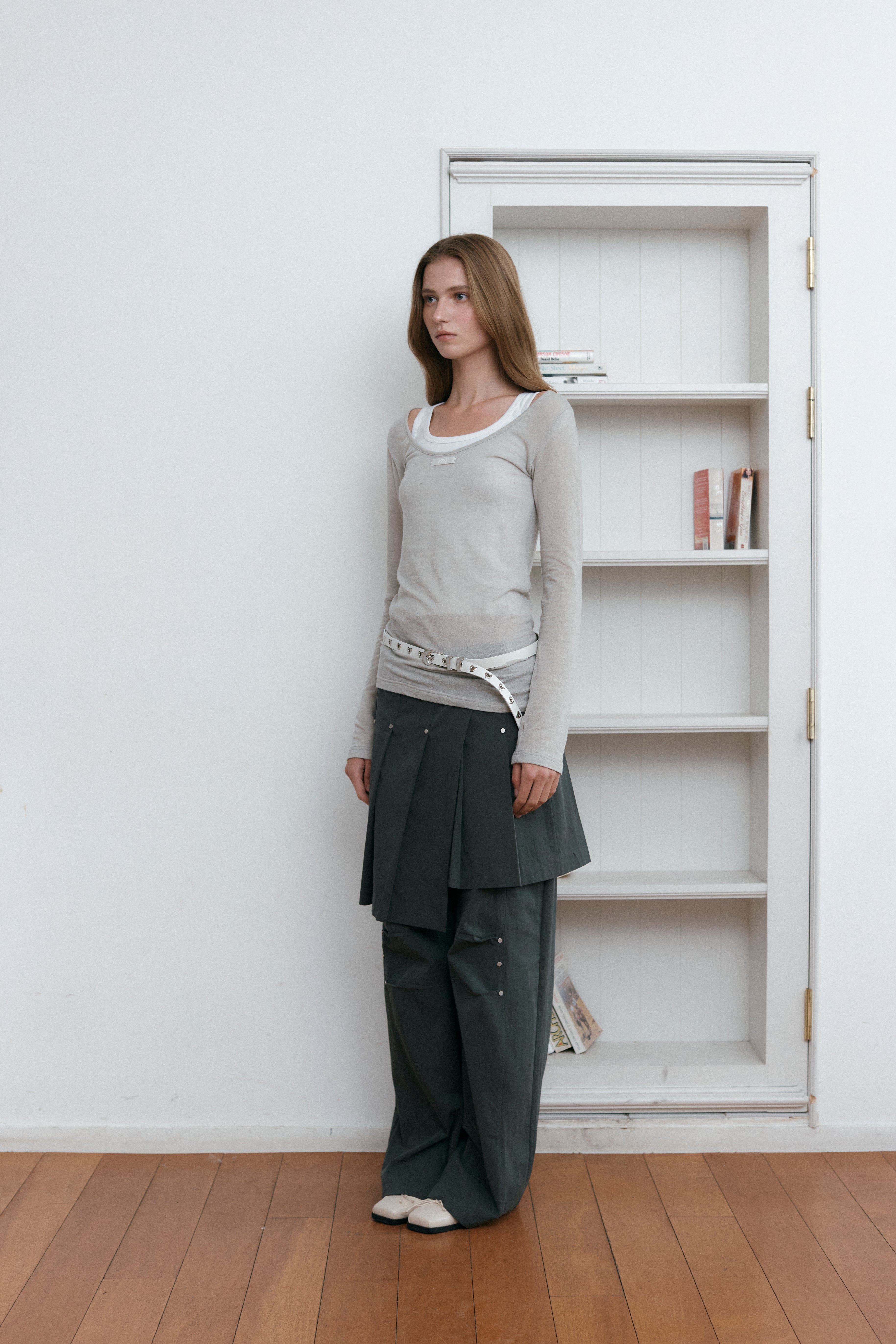 ATYPICAL RIVET PLEATS SKIRT_CHARCOAL