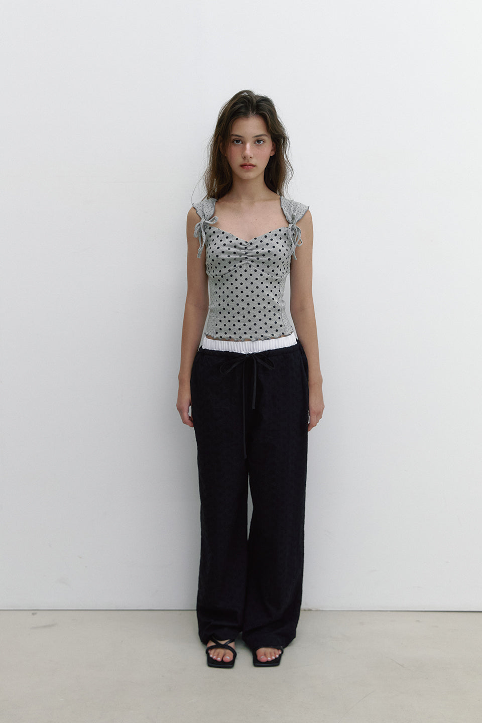 PANTALON EN COTON À BRODERIE FLORALE_NOIR