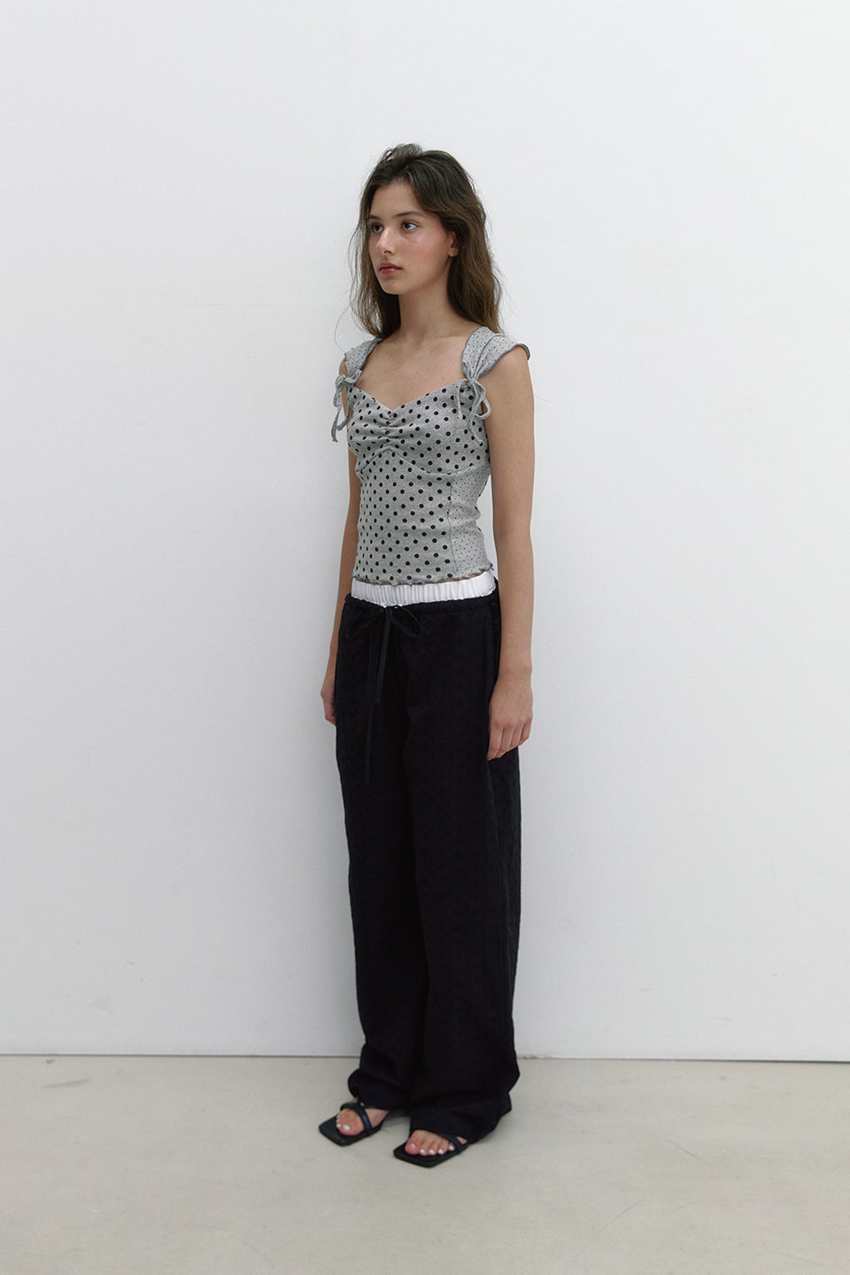 PANTALON EN COTON À BRODERIE FLORALE_NOIR