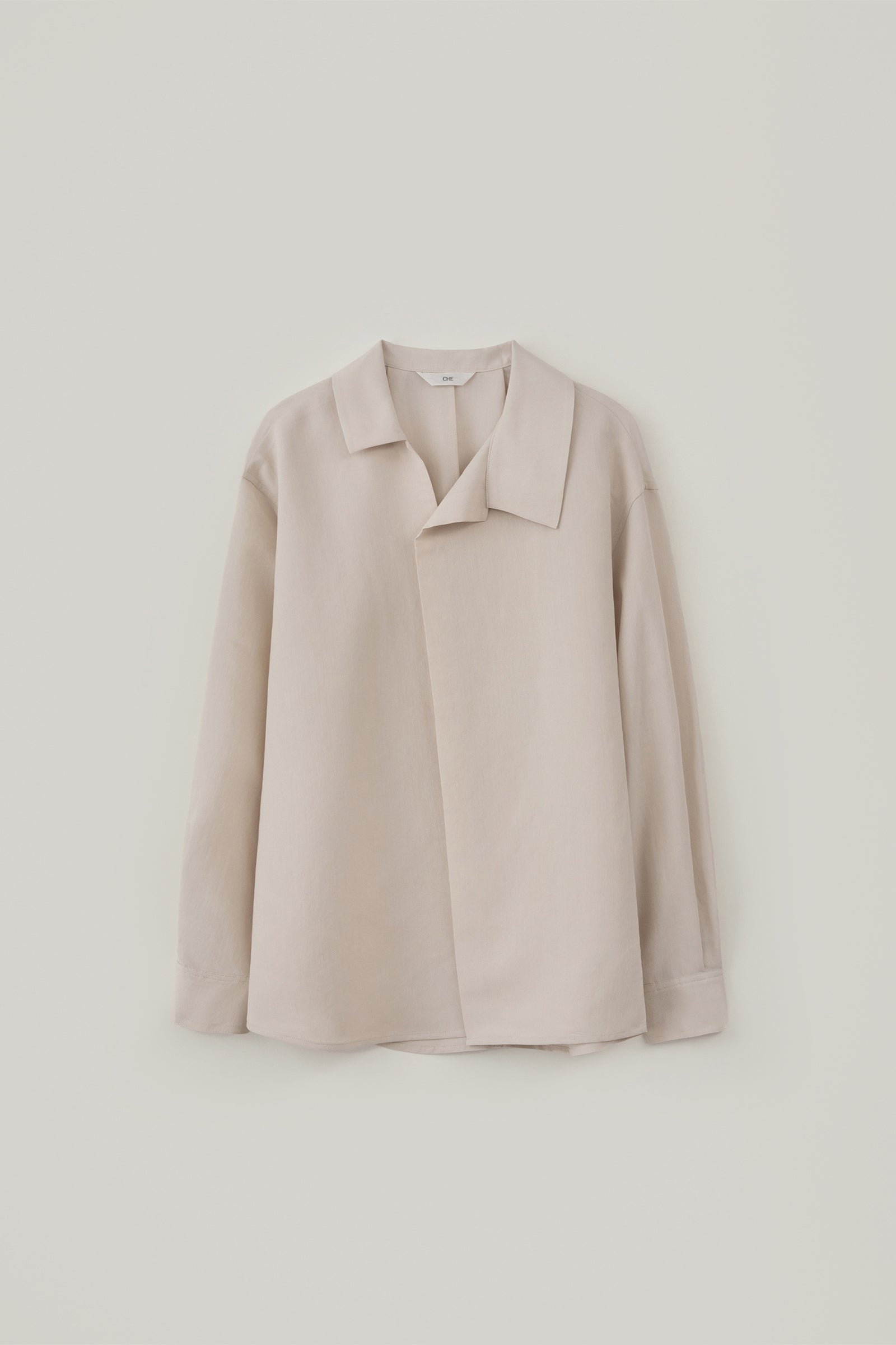 CHEMISE À LIGNE DIAGONALE_CRÈME