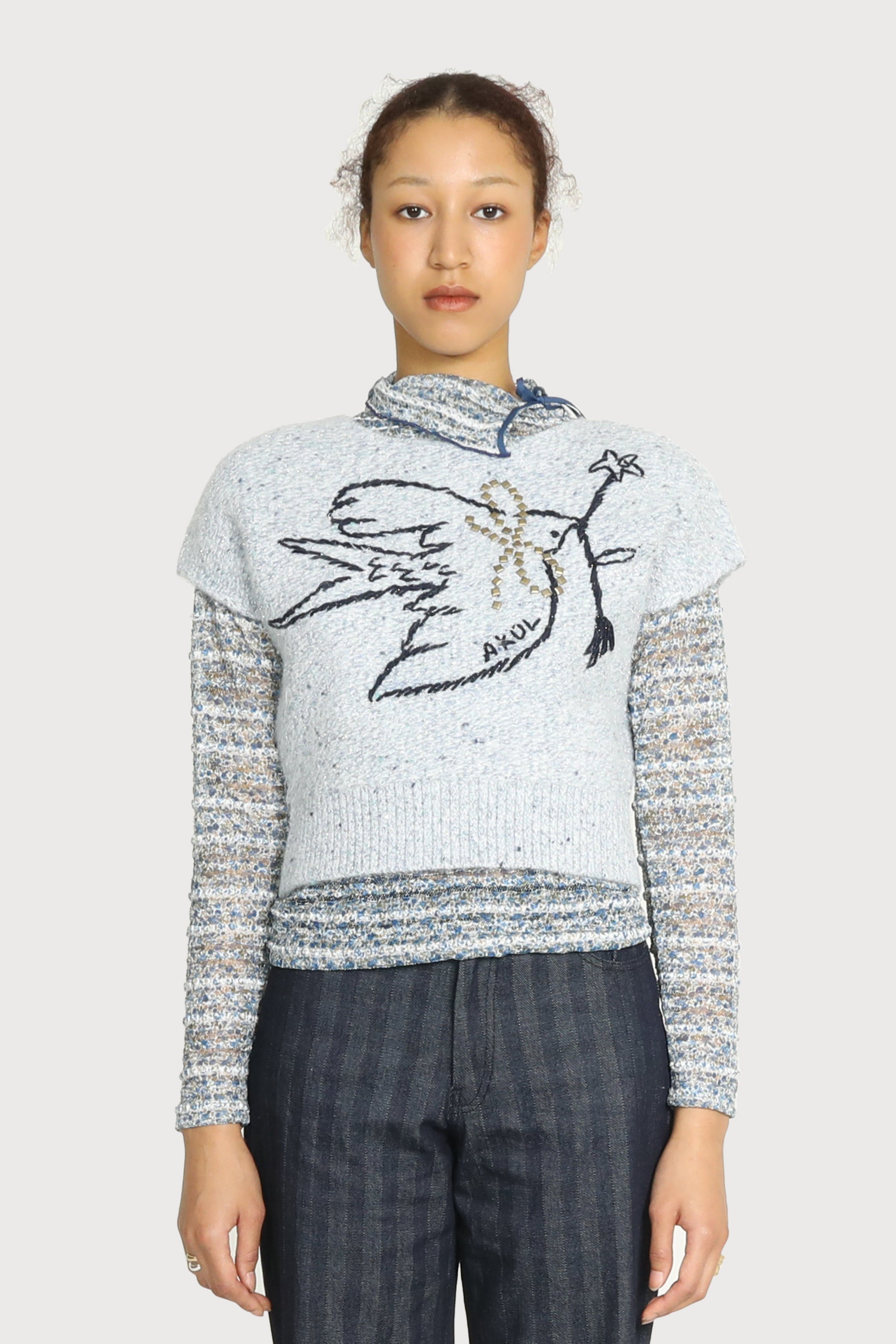GILET EN TRICOT BRODÉ MAIN_BLEU CIEL