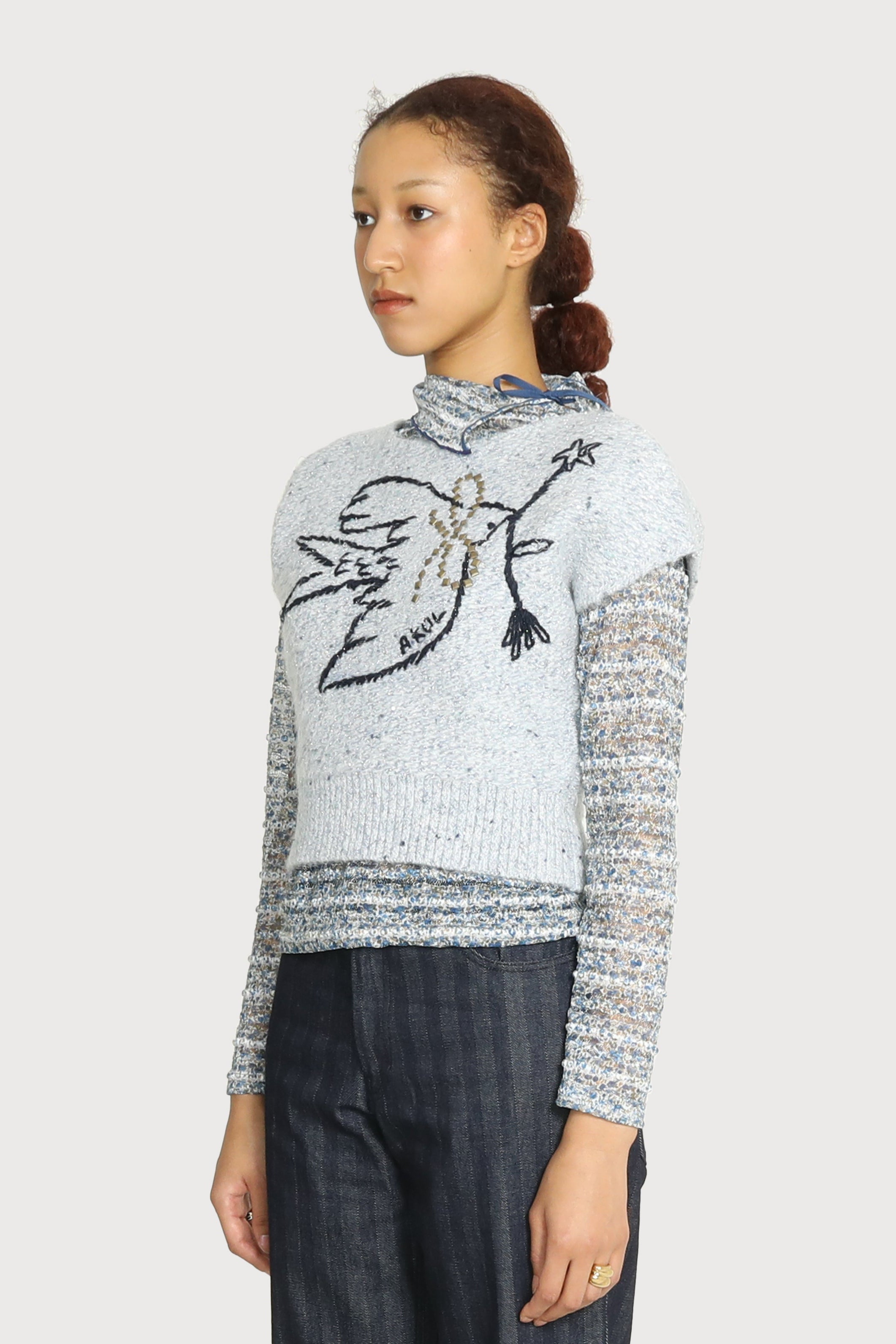 GILET EN TRICOT BRODÉ MAIN_BLEU CIEL