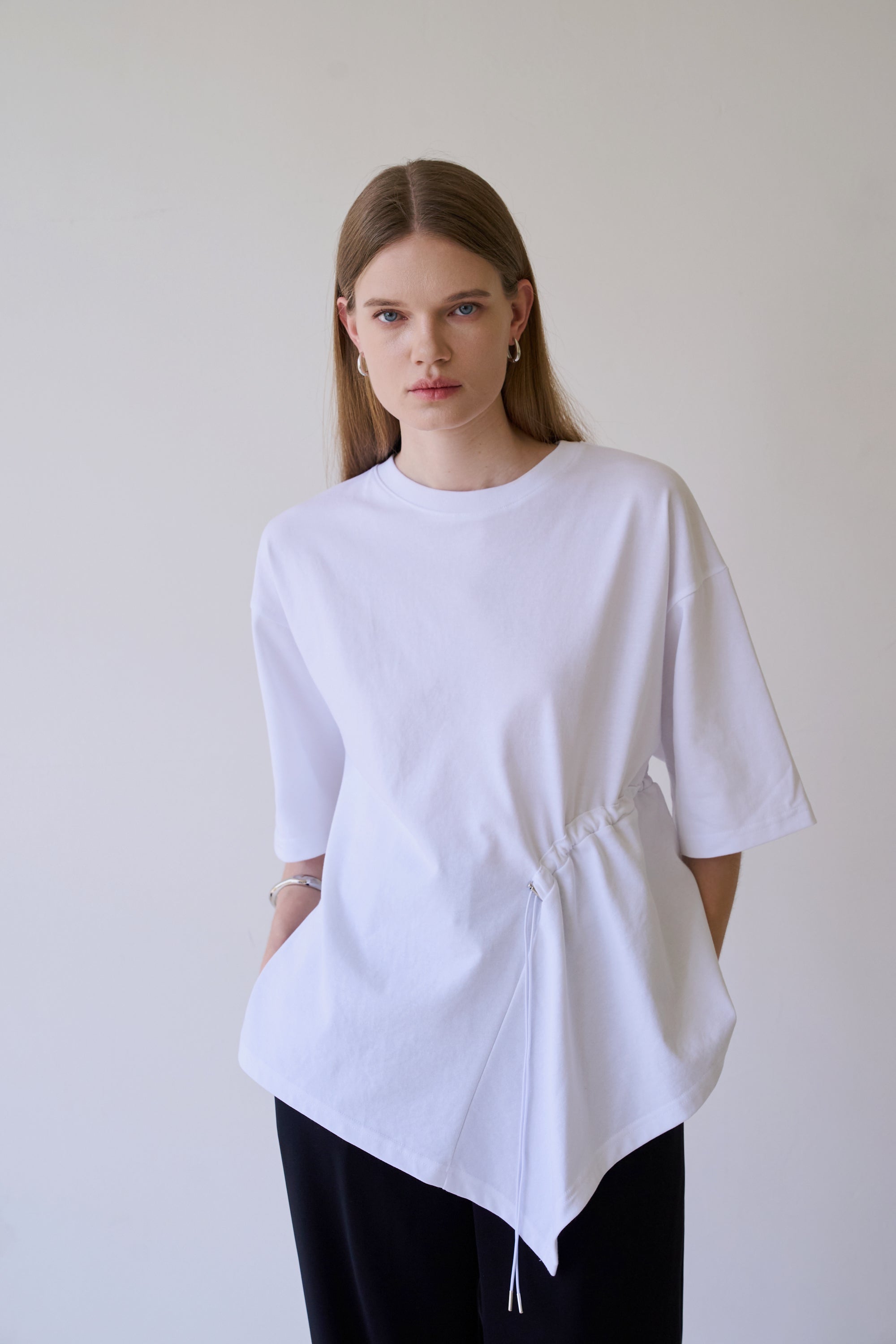T-SHIRT À CORDON ASYMÉTRIQUE_BLANC