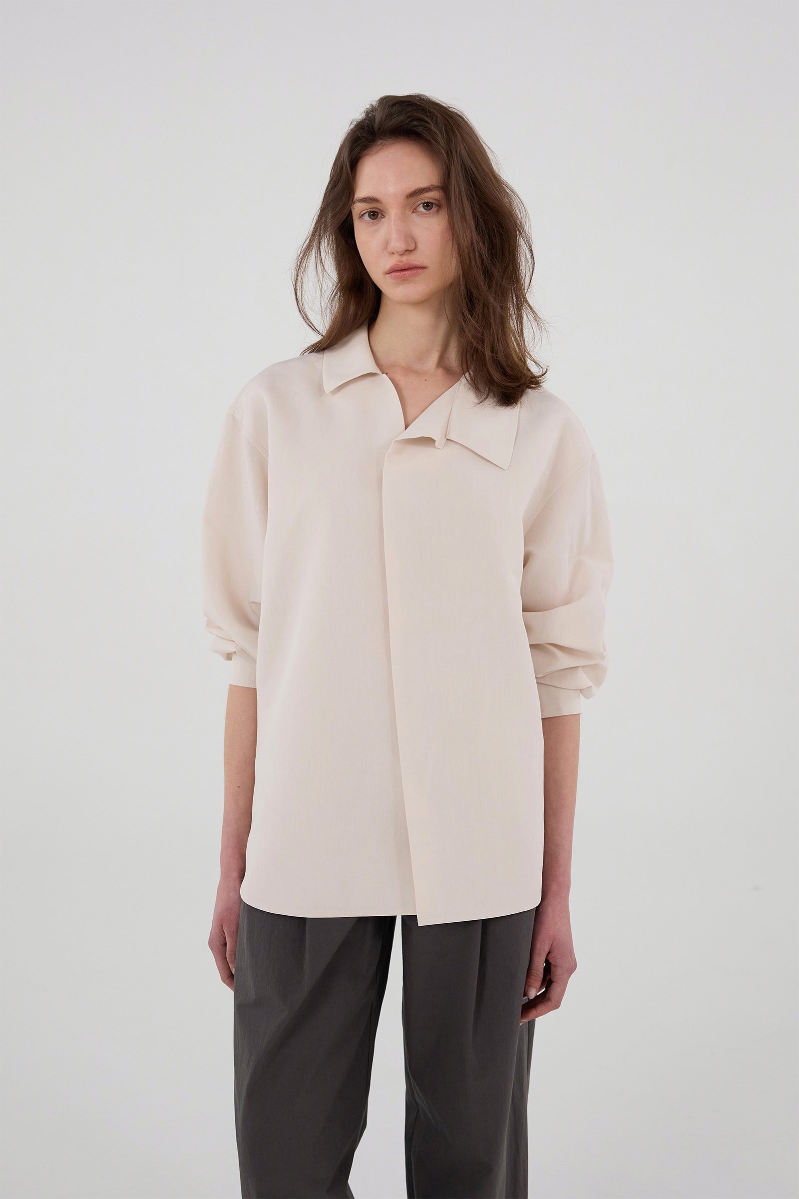 CHEMISE À LIGNE DIAGONALE_CRÈME