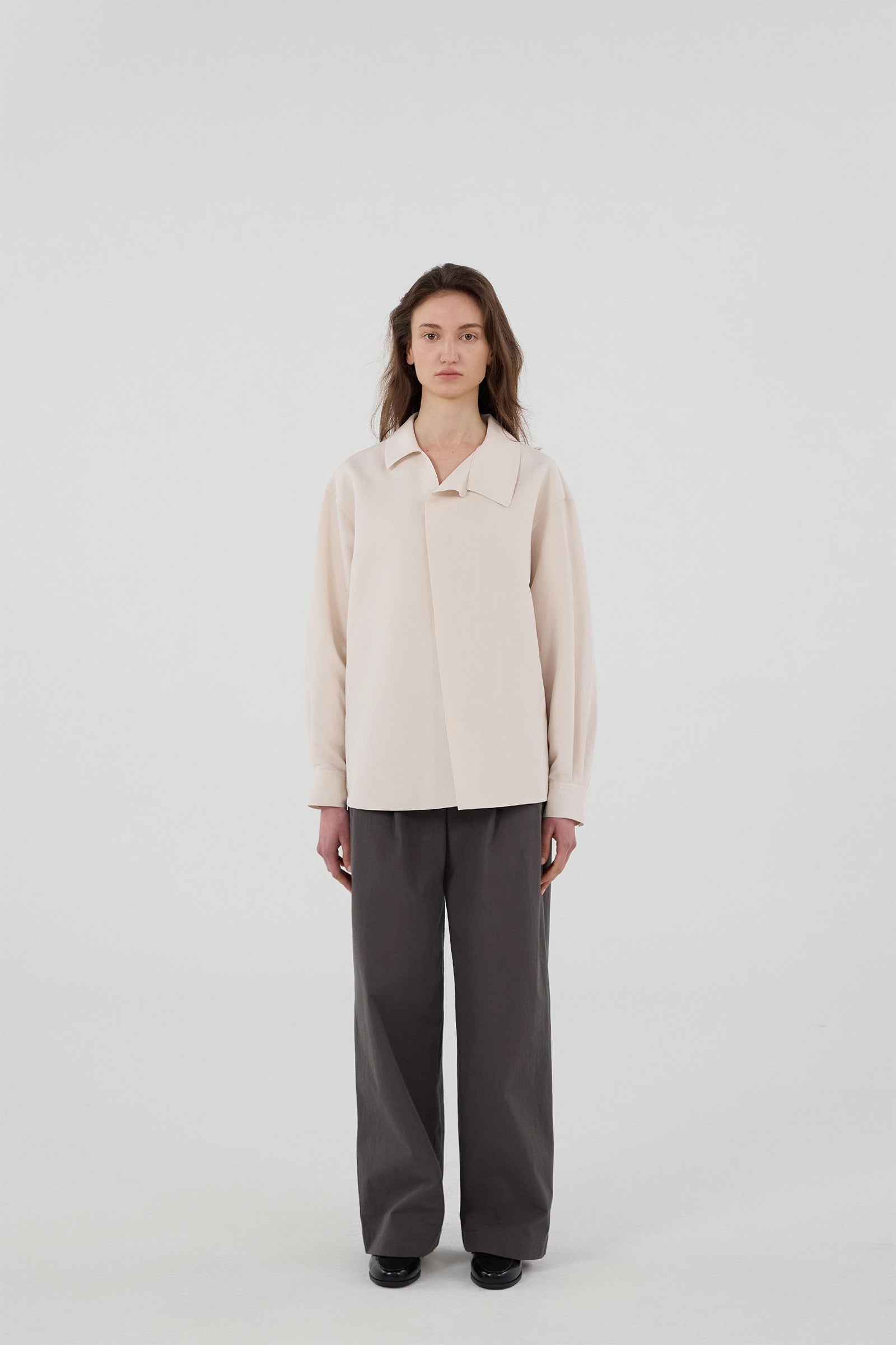 CHEMISE À LIGNE DIAGONALE_CRÈME