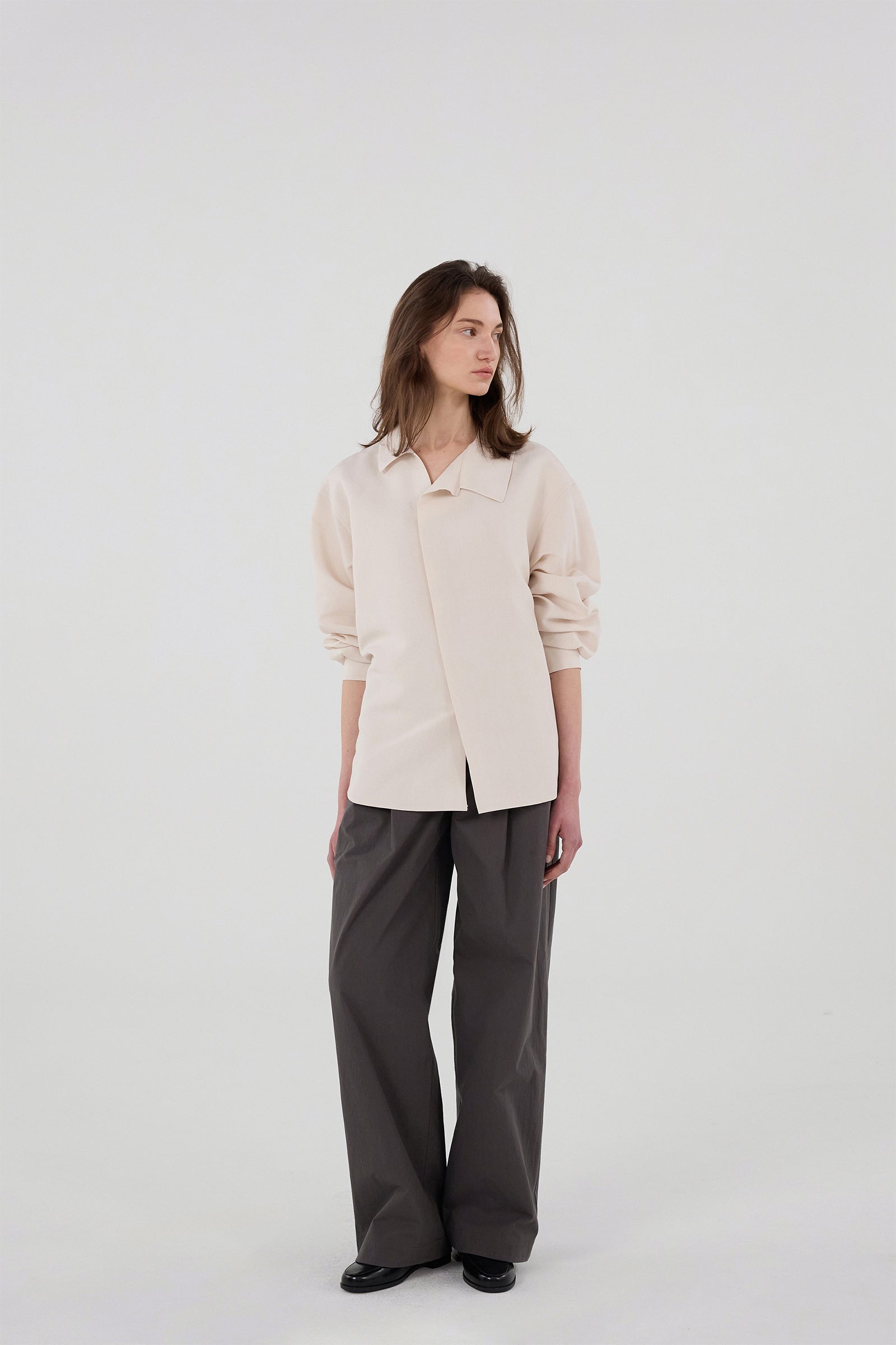 CHEMISE À LIGNE DIAGONALE_CRÈME