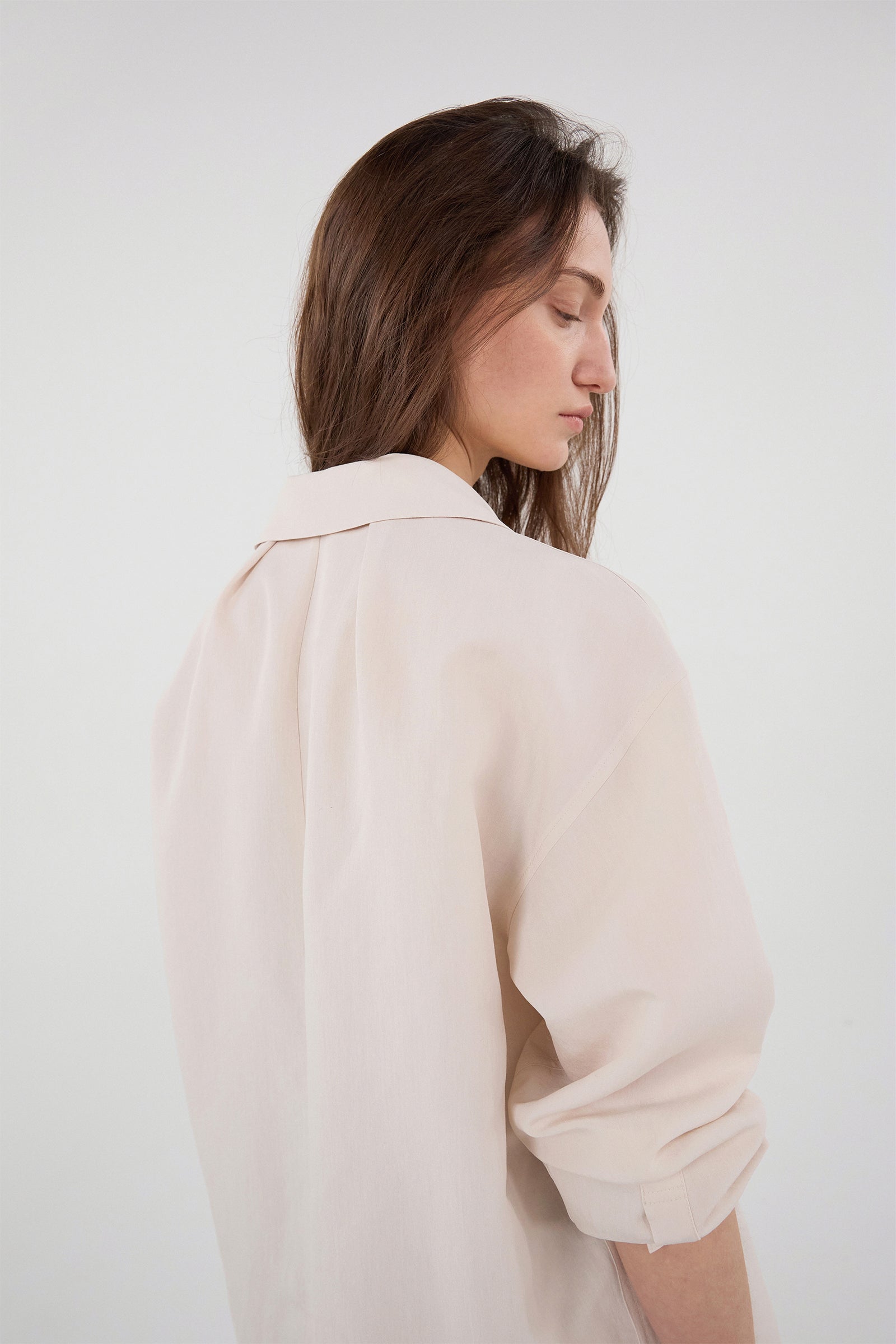CHEMISE À LIGNE DIAGONALE_CRÈME