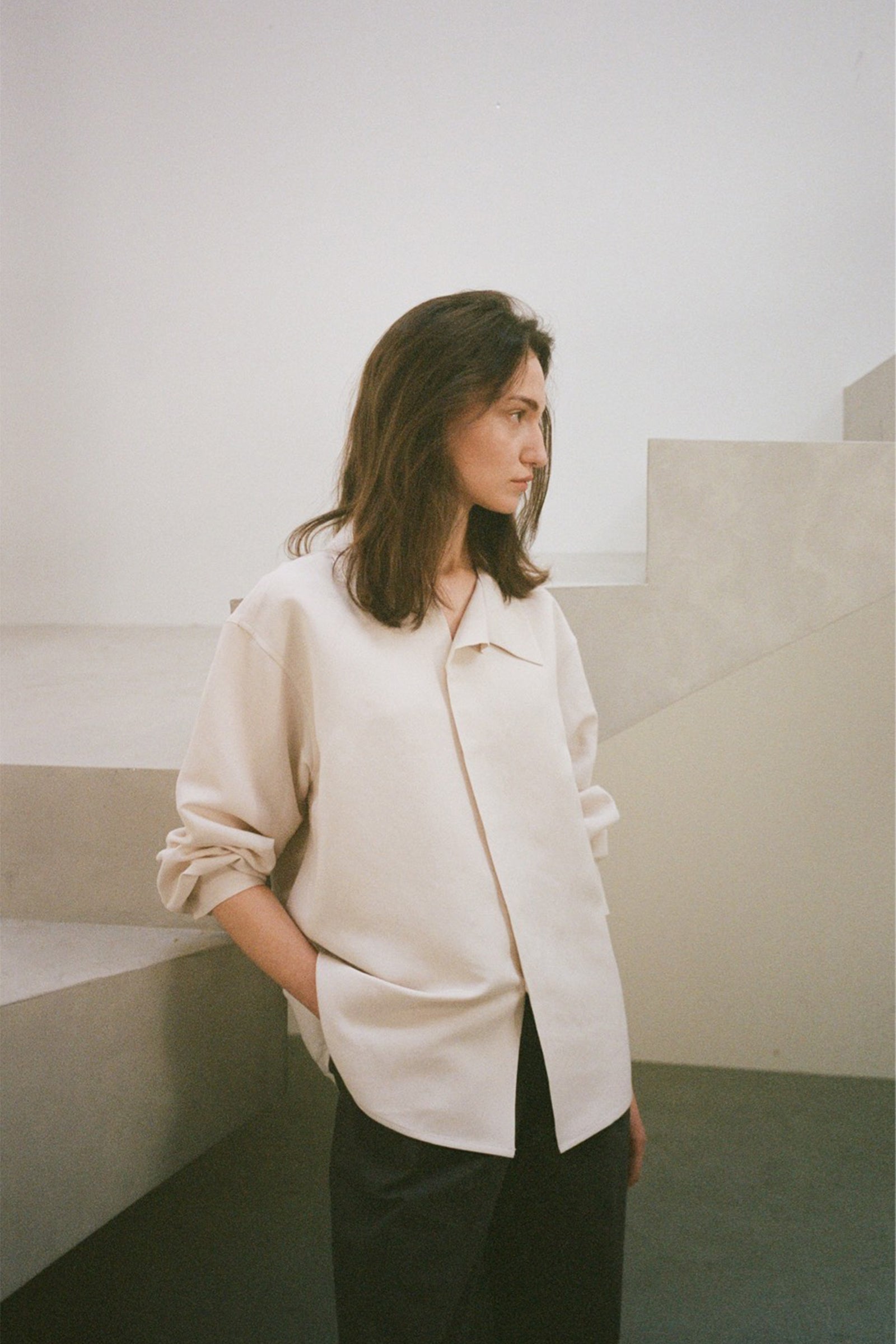 CHEMISE À LIGNE DIAGONALE_CRÈME