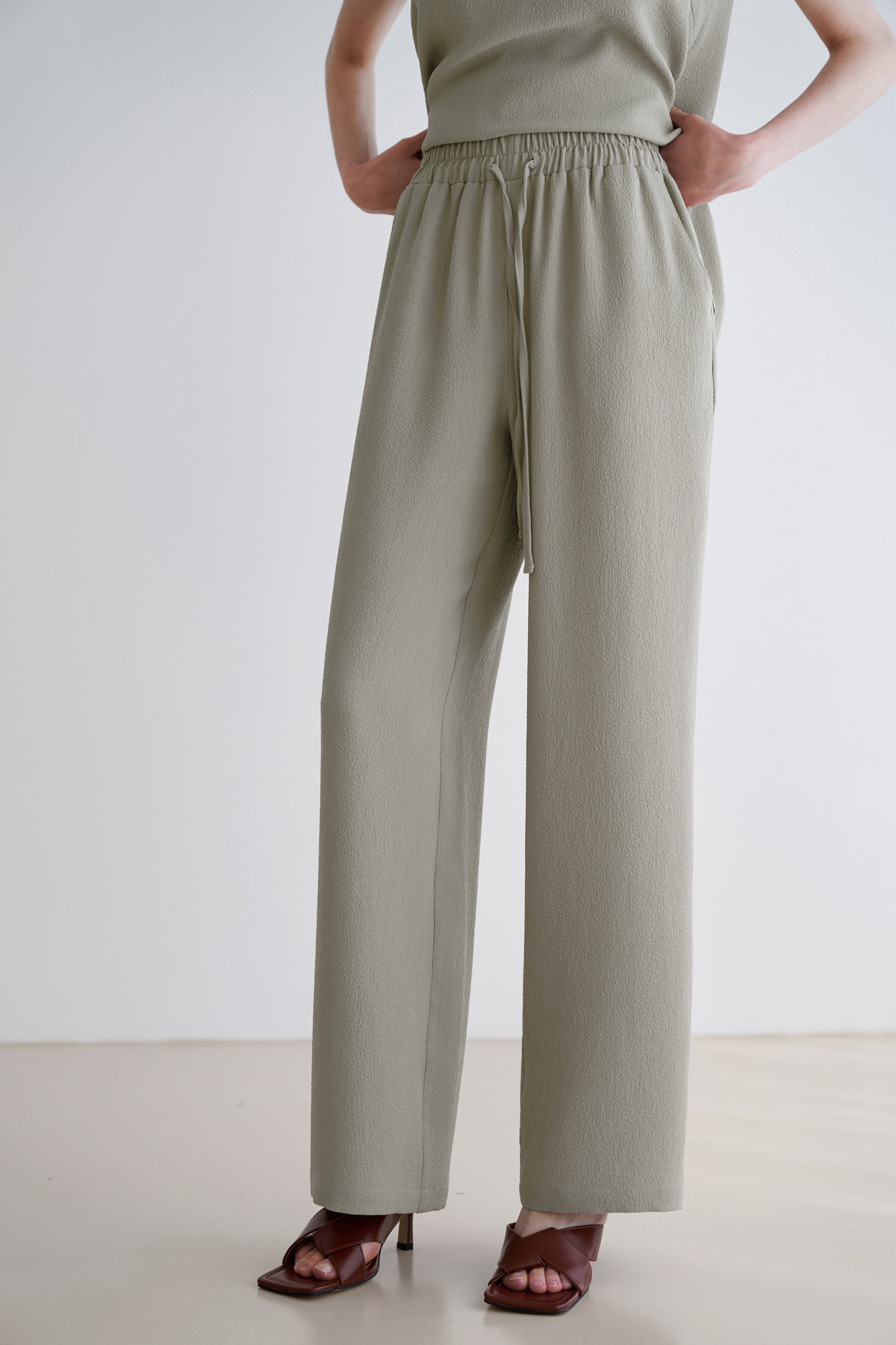 PLEATS BANDING PANTS_KAKI