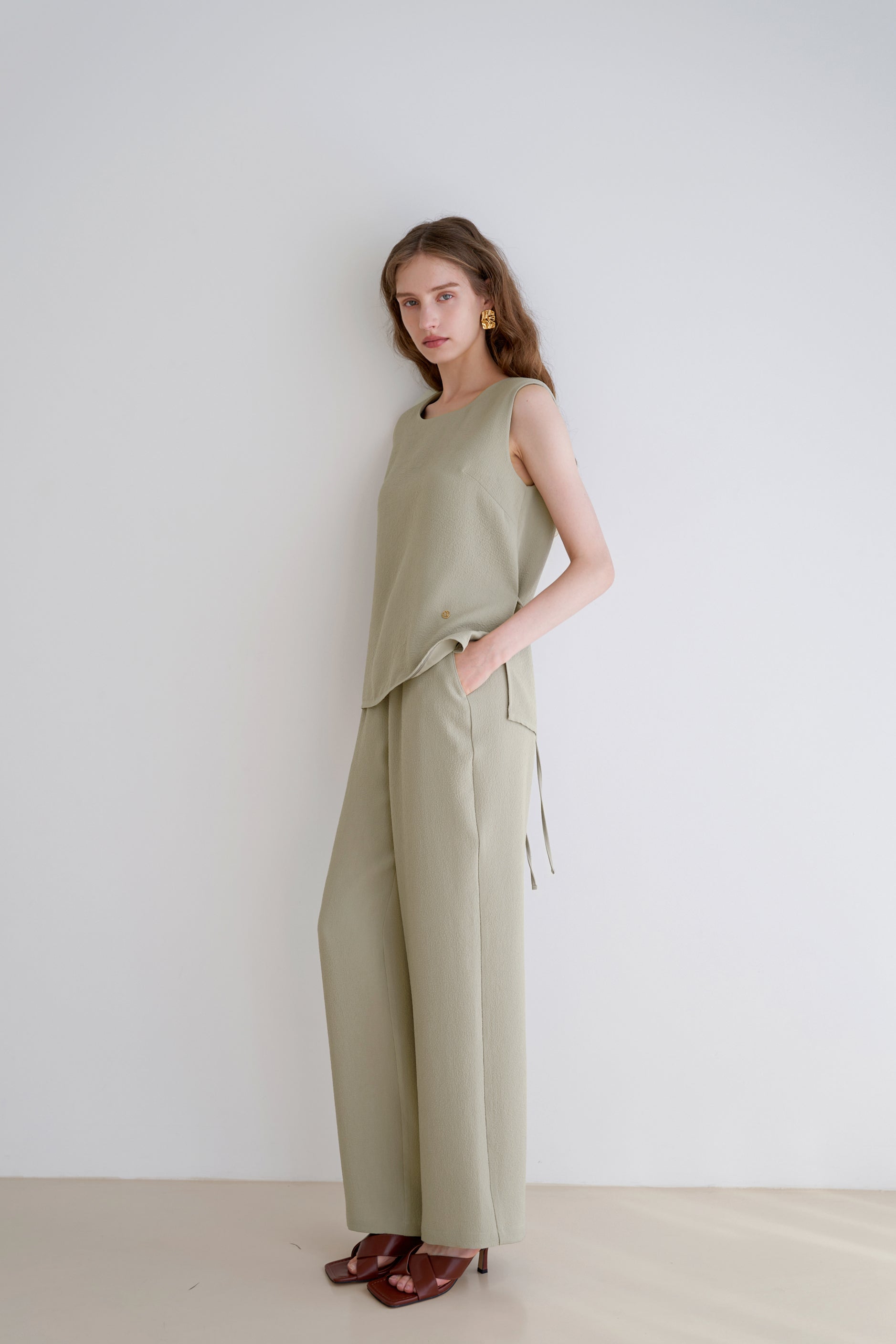 PLEATS BANDING PANTS_KAKI