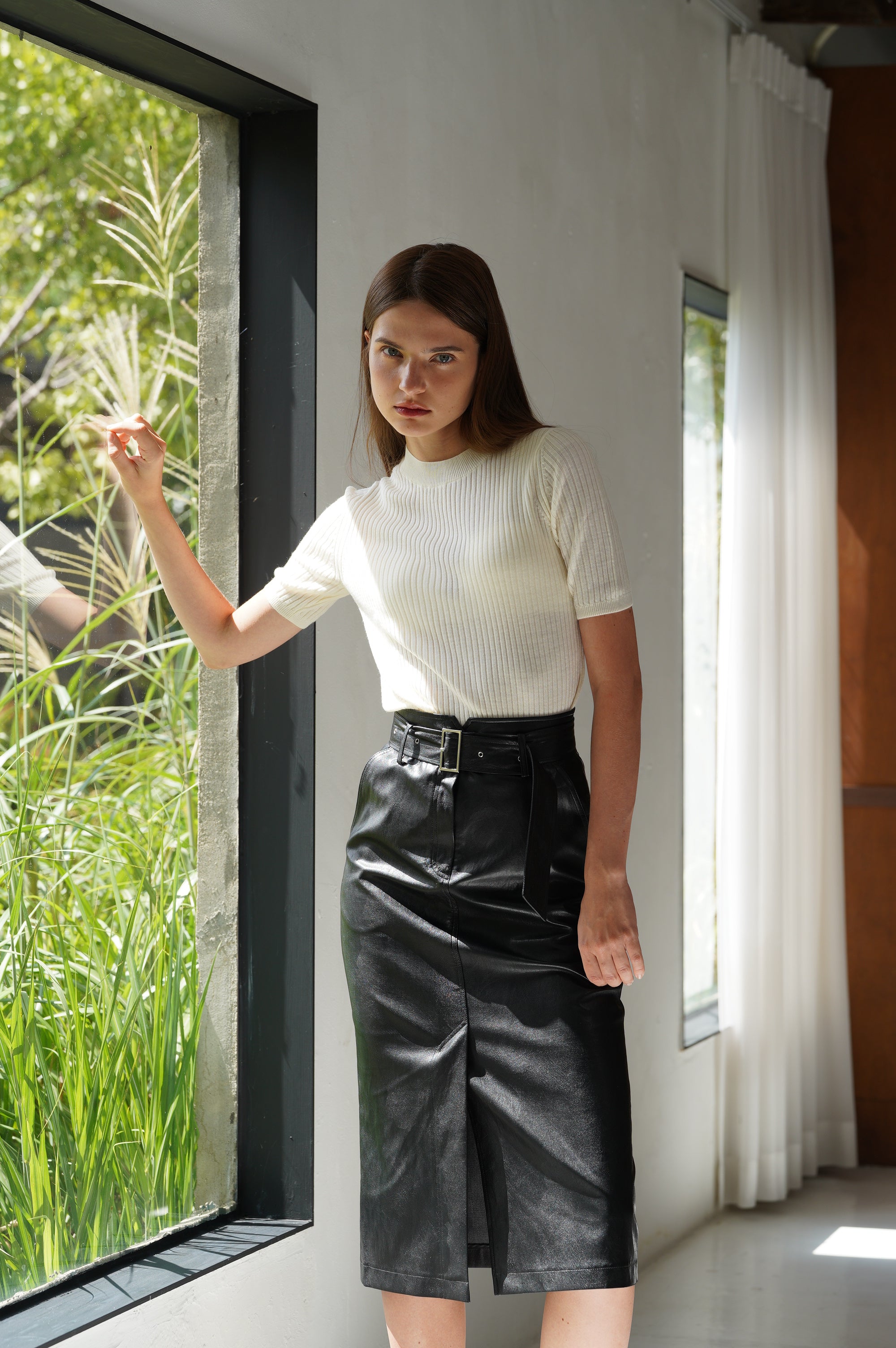 JUPE TAILLE HAUTE EN SIMILI CUIR_NOIR
