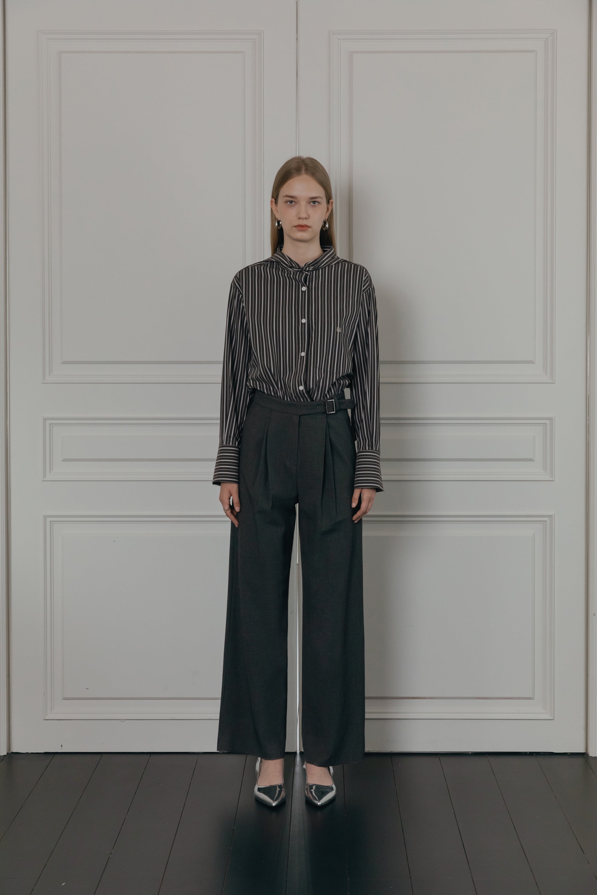 PANTALON À DOUBLE PINCES ET CEINTURE LARGE_CHARBON