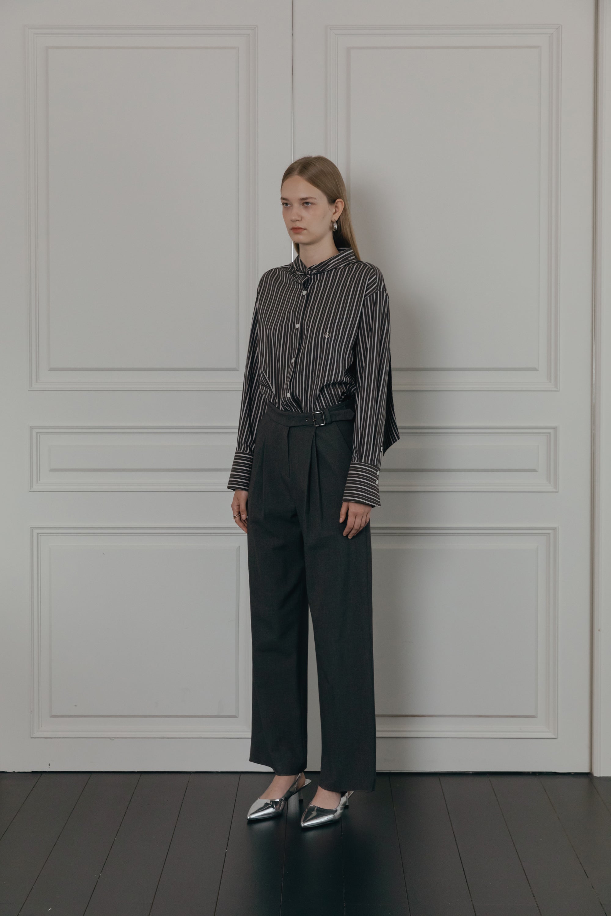 PANTALON À DOUBLE PINCES ET CEINTURE LARGE_CHARBON