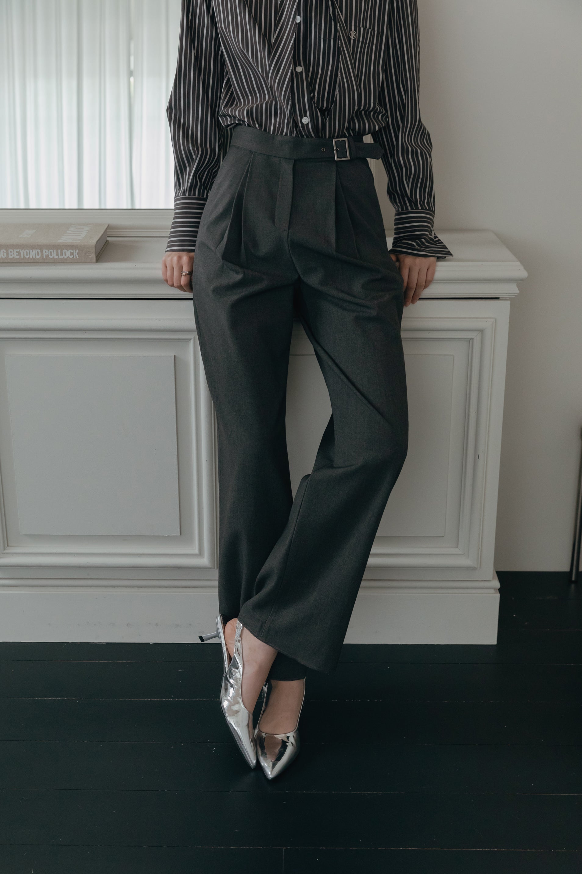 PANTALON À DOUBLE PINCES ET CEINTURE LARGE_CHARBON