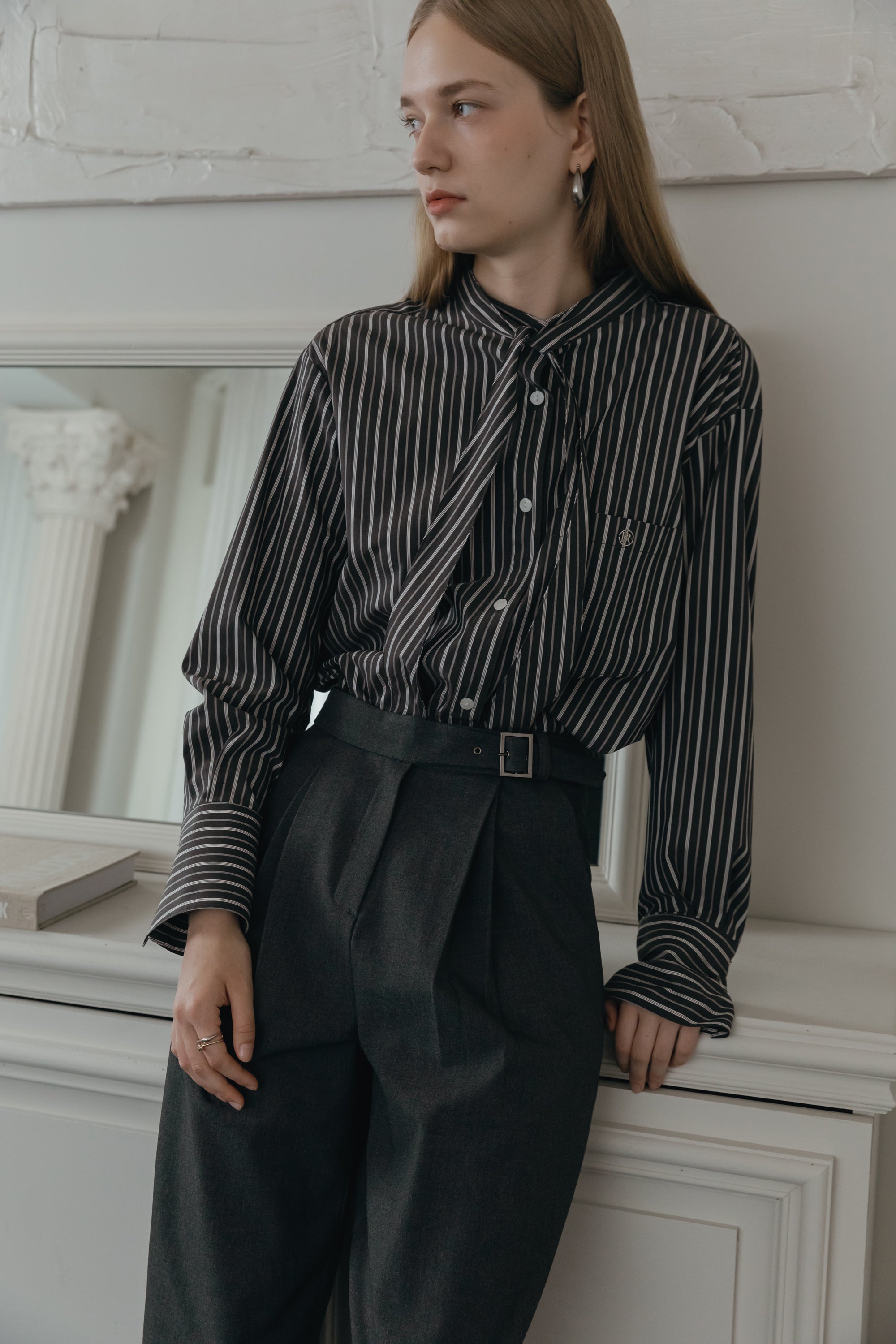 PANTALON À DOUBLE PINCES ET CEINTURE LARGE_CHARBON