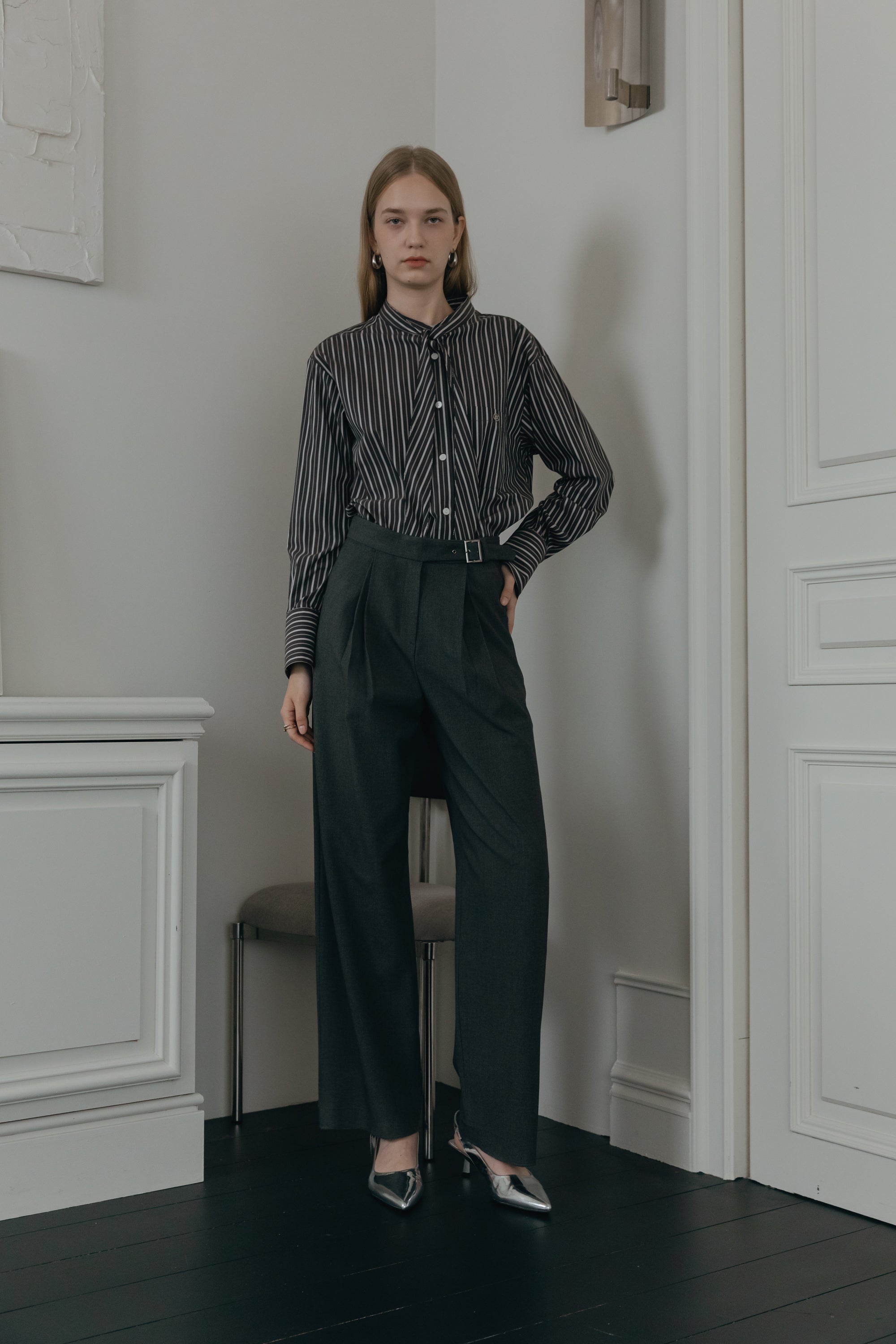 PANTALON À DOUBLE PINCES ET CEINTURE LARGE_CHARBON
