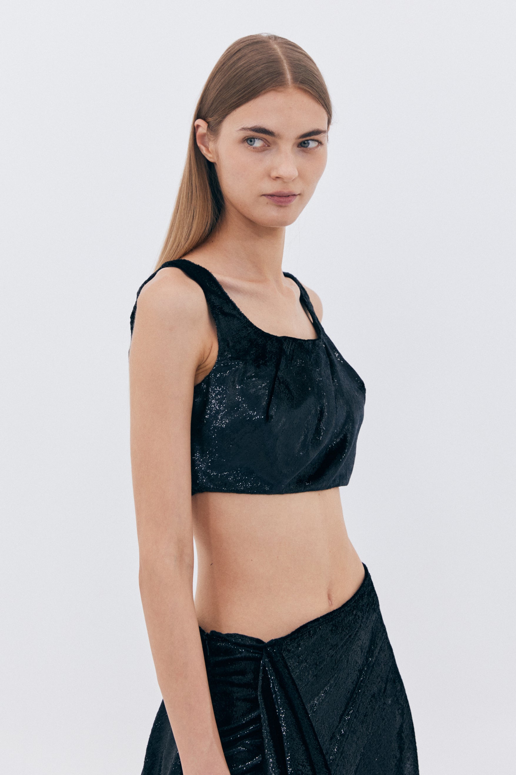 GLOSSY TUCK DETAIL TOP_BLACK