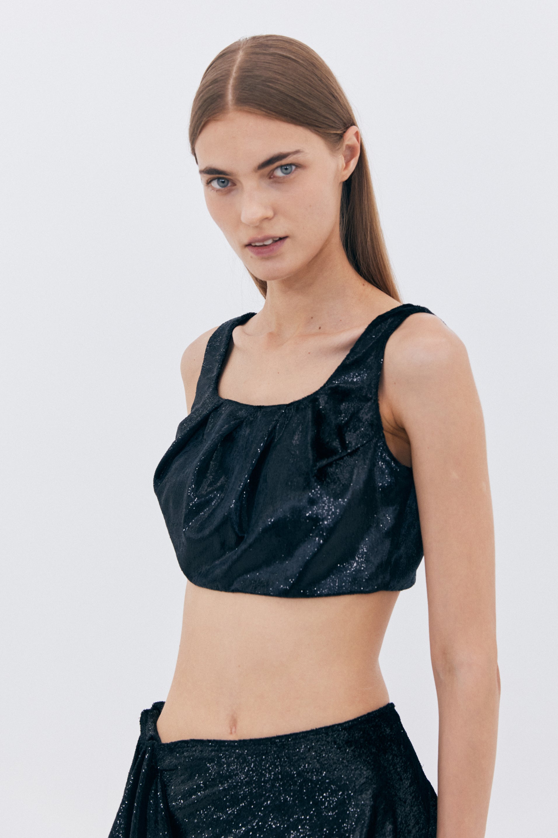 GLOSSY TUCK DETAIL TOP_BLACK