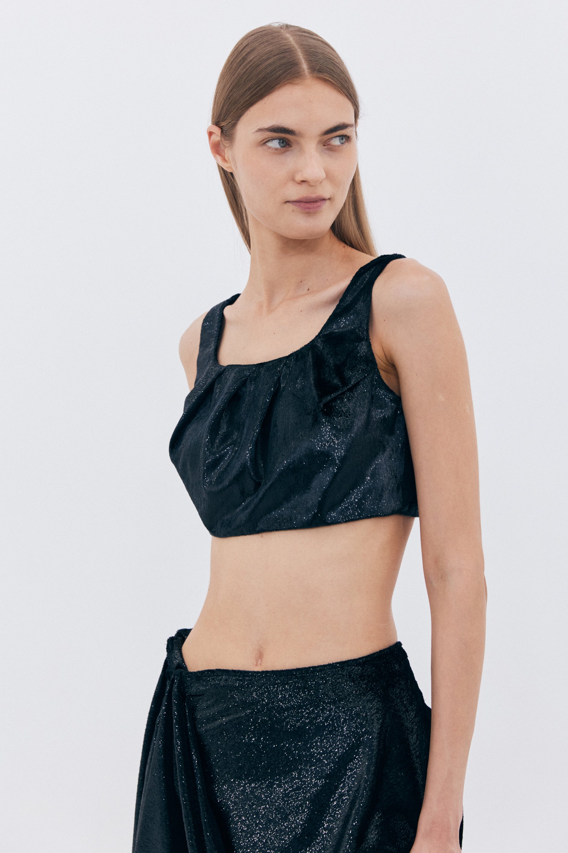 GLOSSY TUCK DETAIL TOP_BLACK
