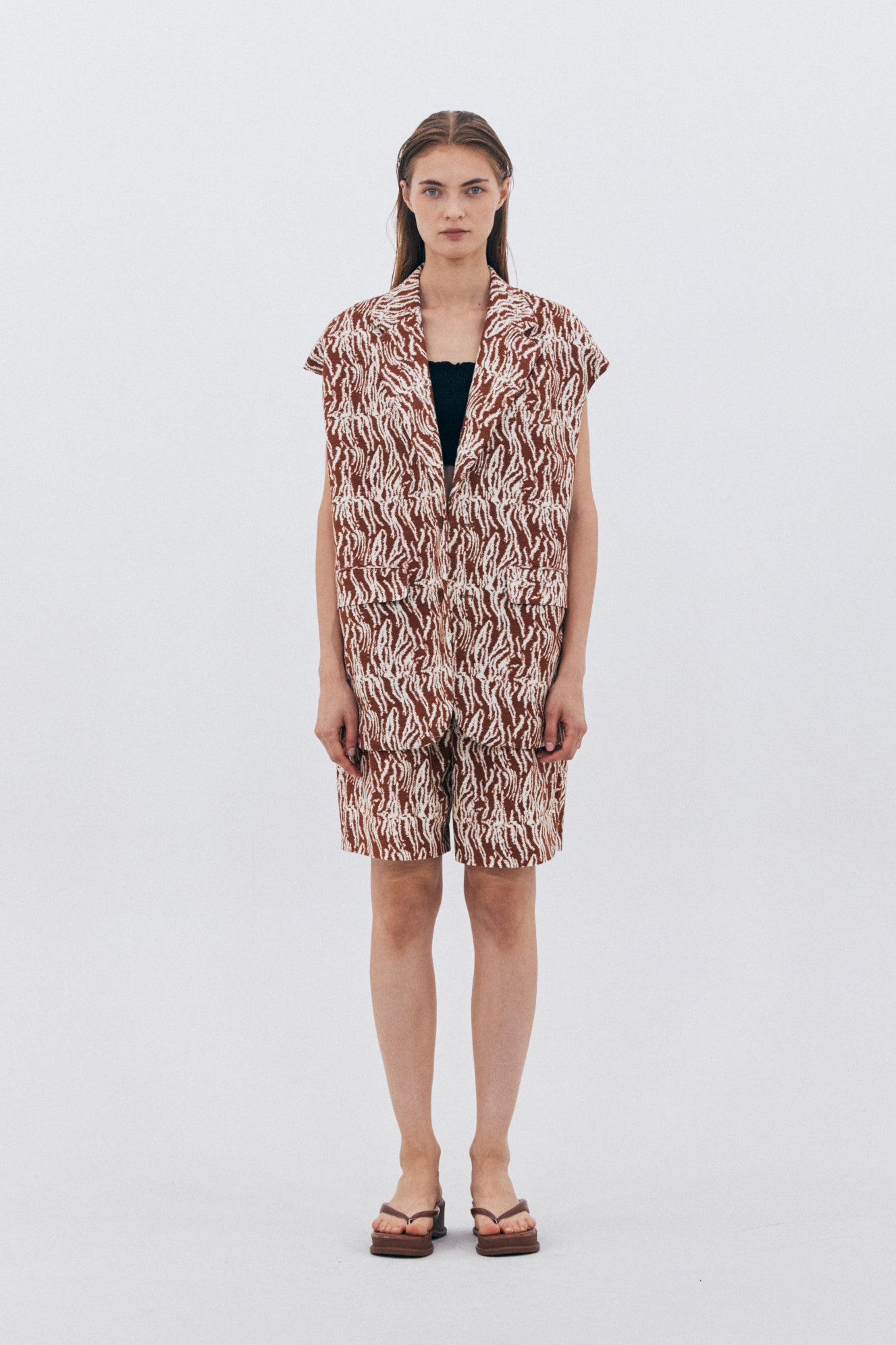 BROWN PATTERN SLEEVELESS JACKET_BROWN