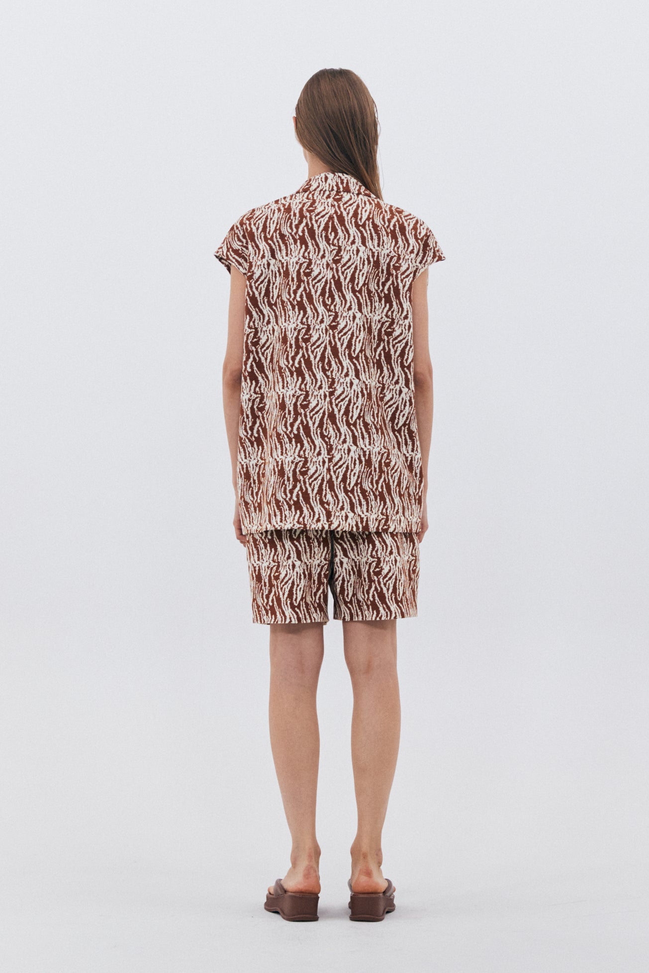 BROWN PATTERN SLEEVELESS JACKET_BROWN