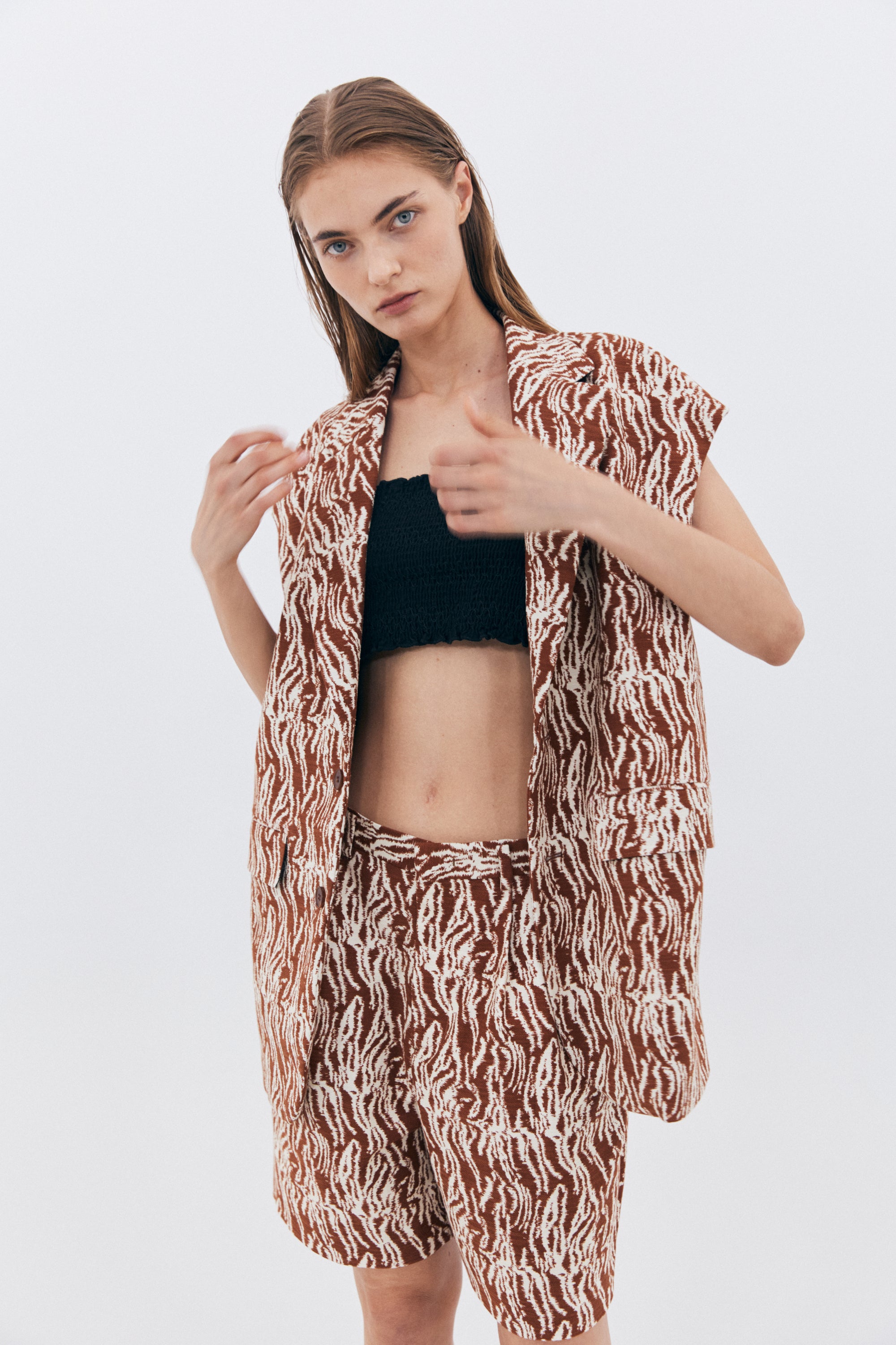 BROWN PATTERN SLEEVELESS JACKET_BROWN