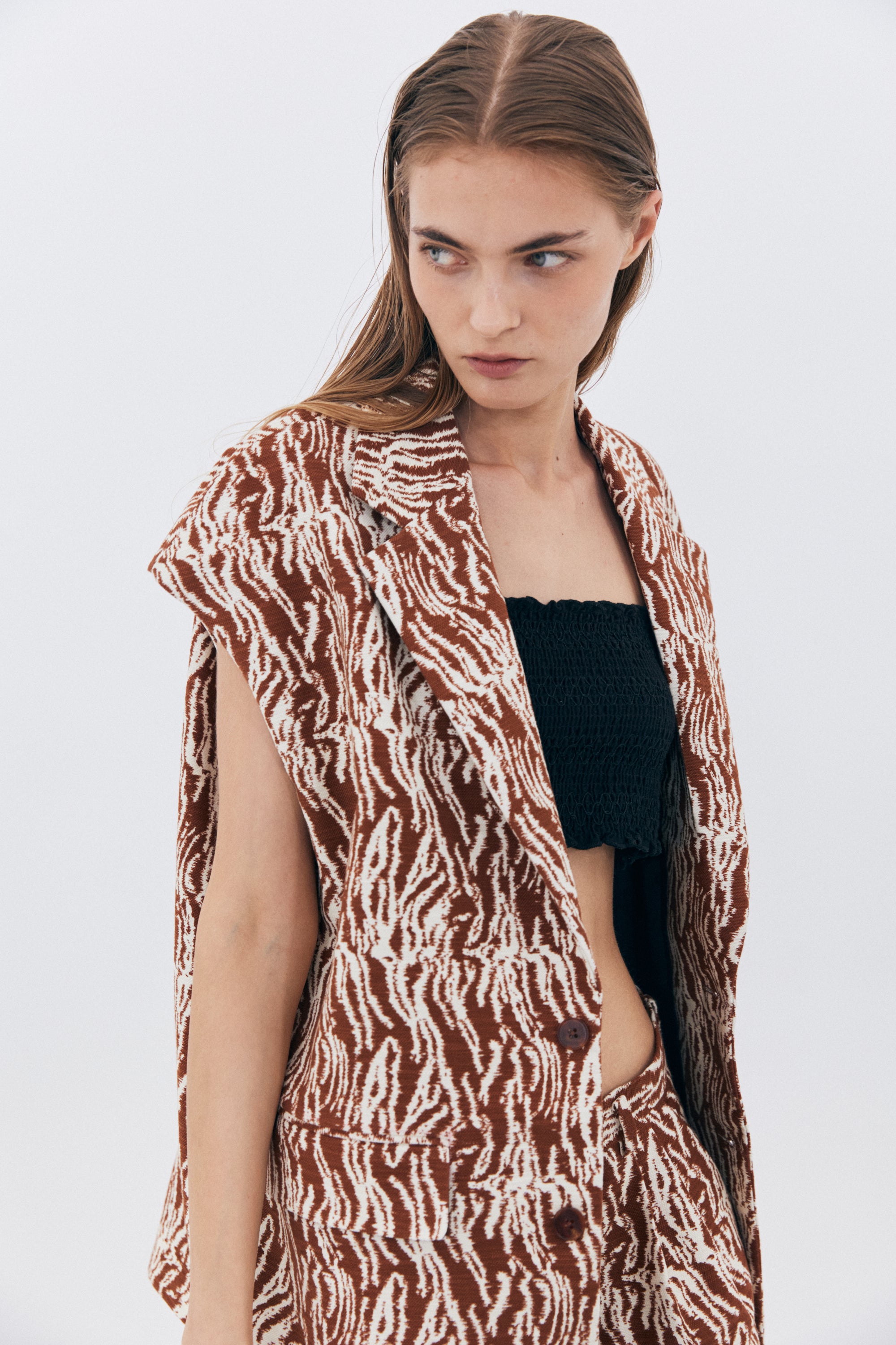 BROWN PATTERN SLEEVELESS JACKET_BROWN