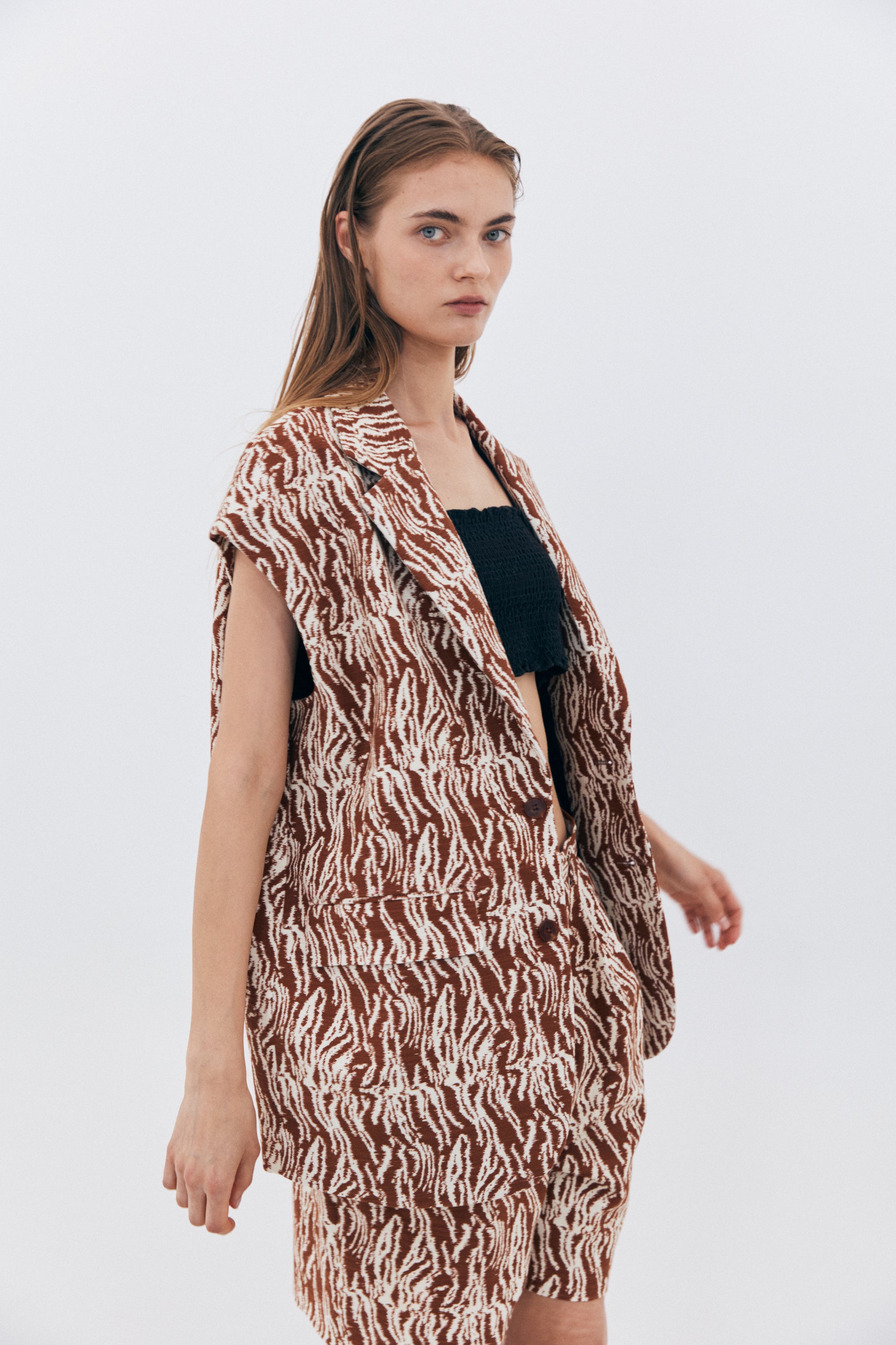 BROWN PATTERN SLEEVELESS JACKET_BROWN